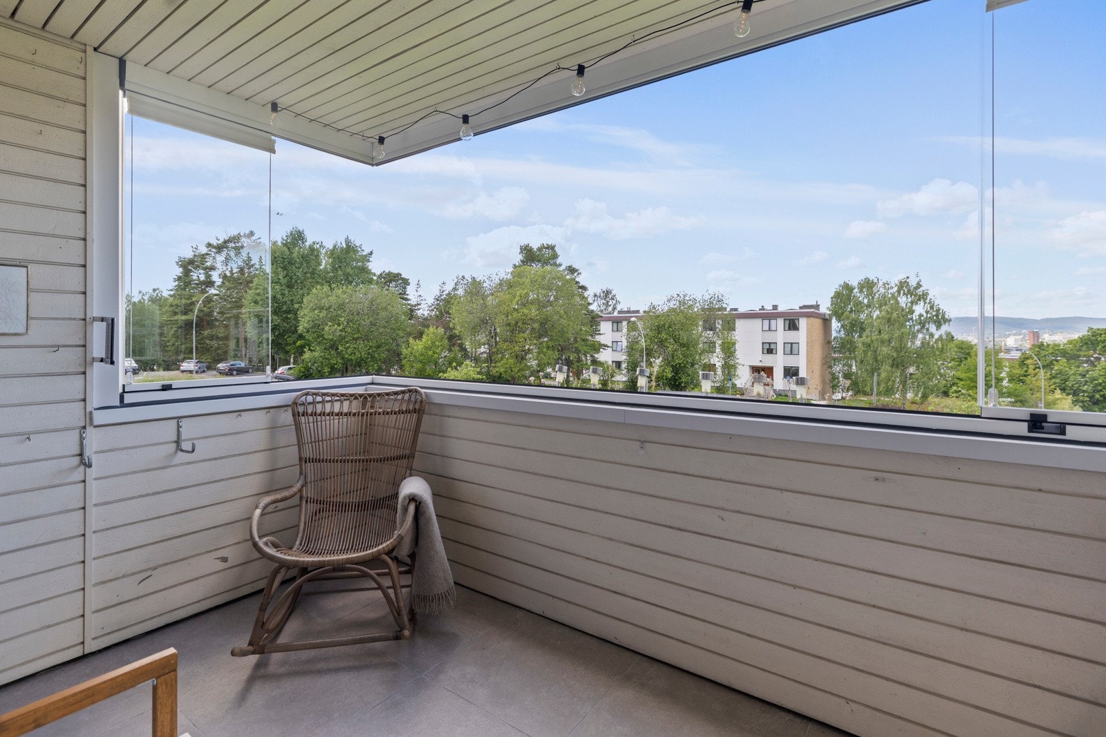 God plass til å møblere med utemøblement og grill Galleribilde