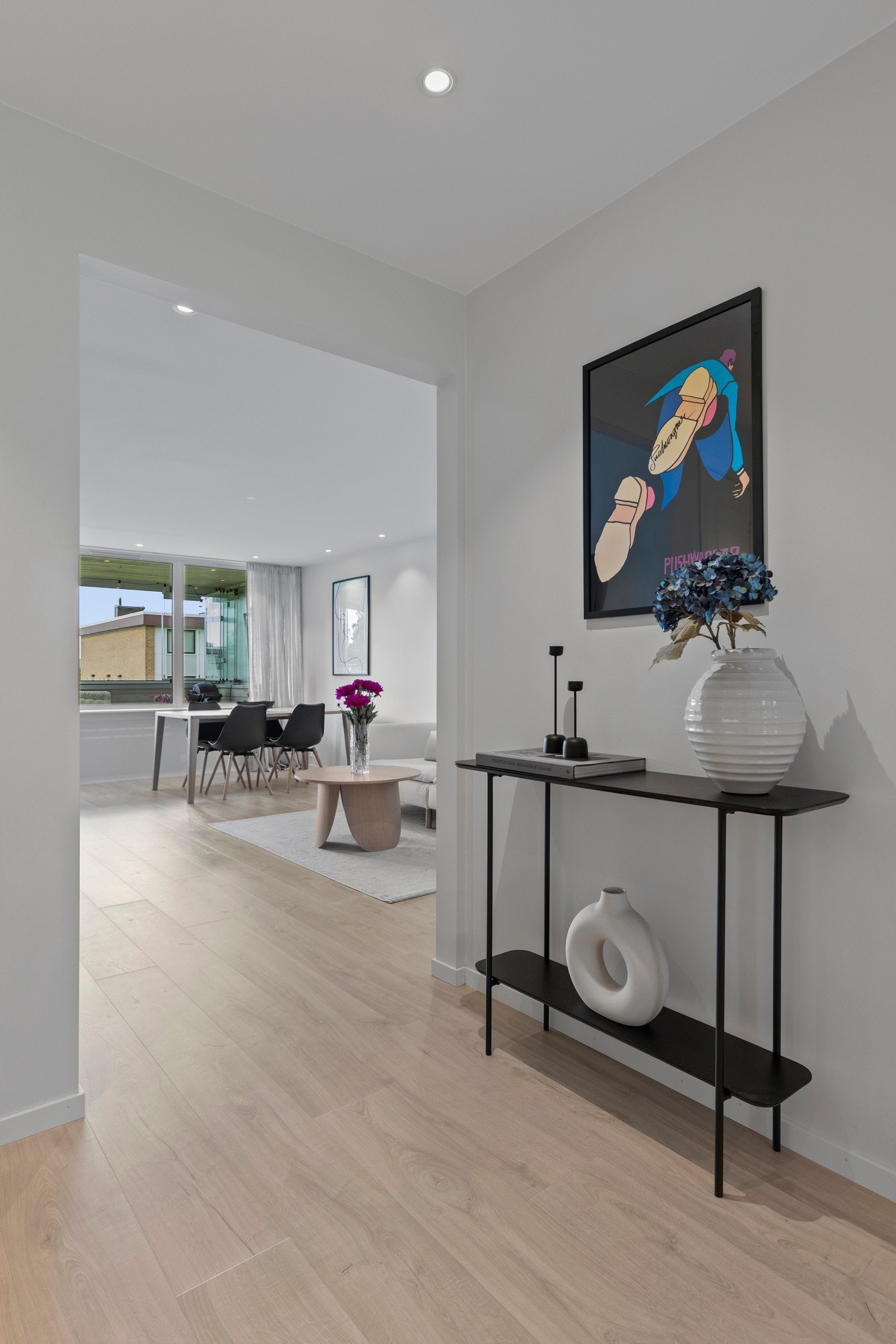 Entré med downlights i himling og gulvvarme Galleribilde