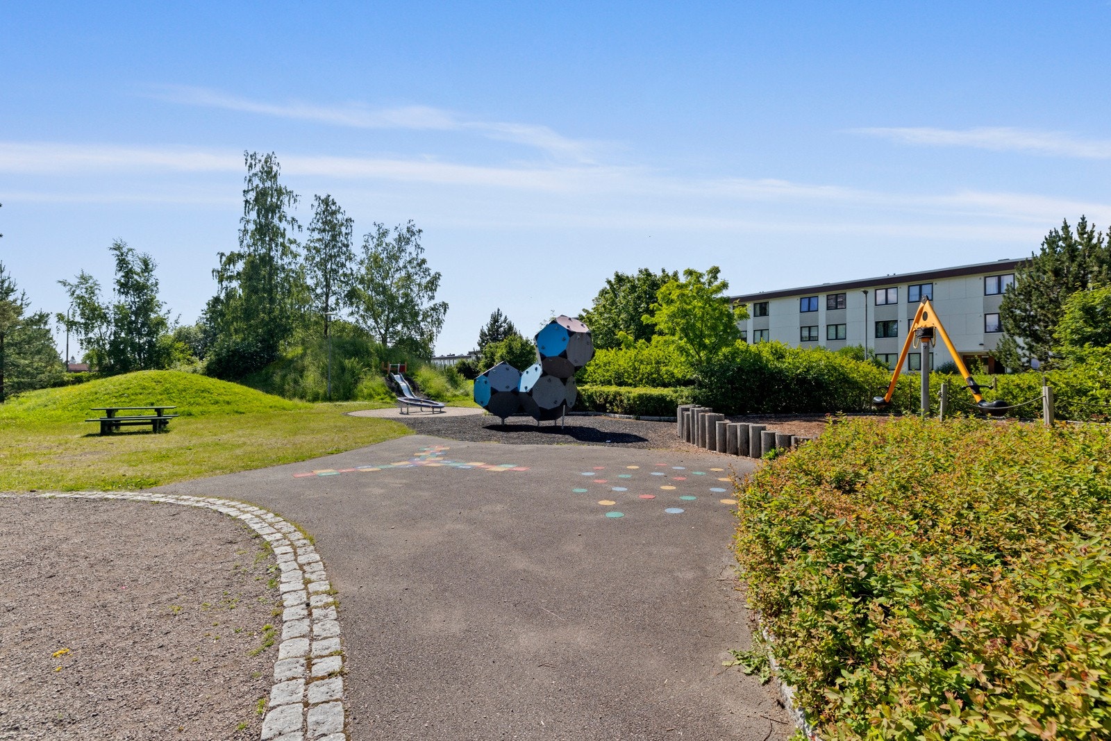 En rekke oppdaterte lekeplasser og sittegrupper med fastgriller er etablert de siste årene Galleribilde
