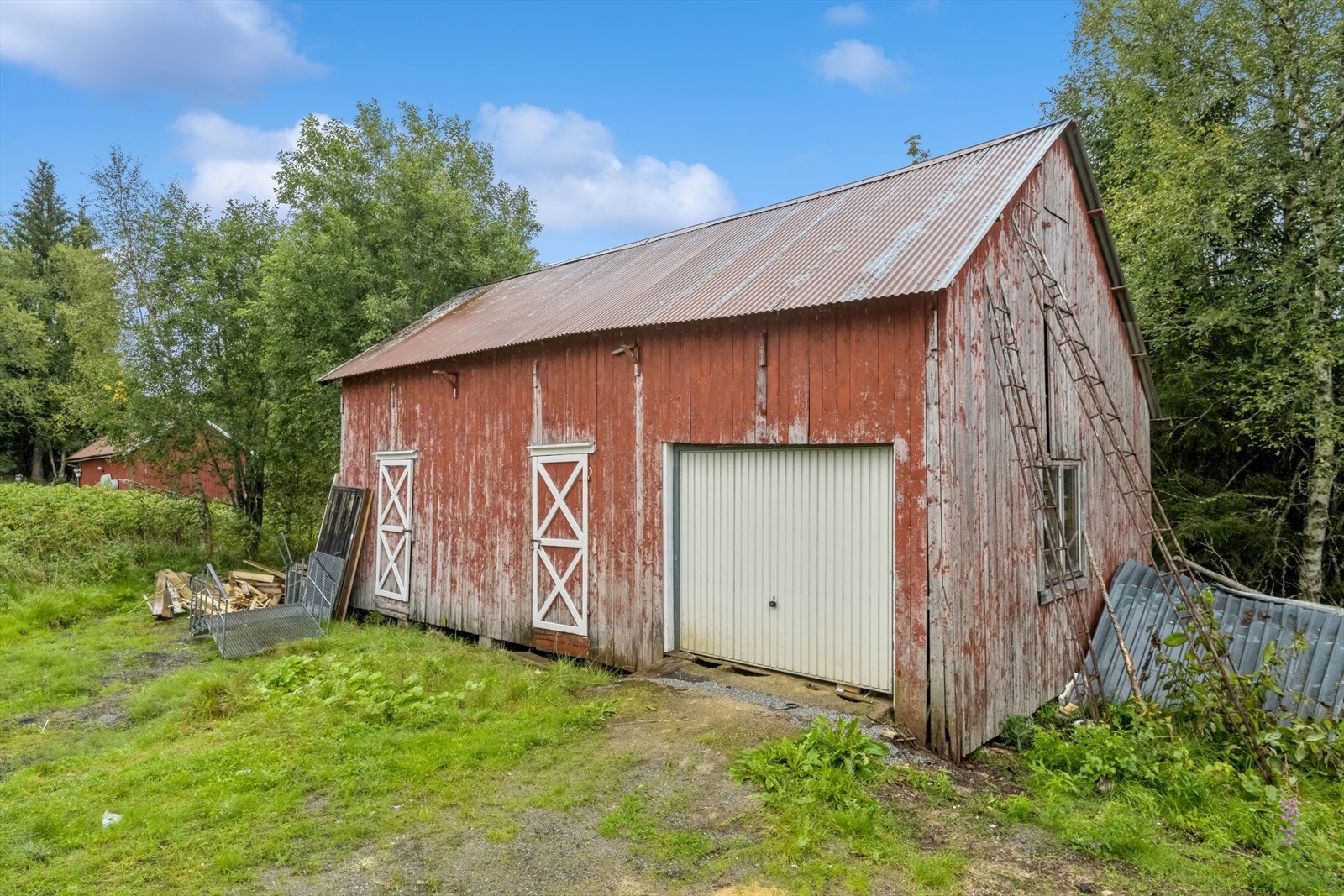 Uthus med del utstyr, med takplater og diverse. Uthuset leveres med innhold og som forevist på visning. Galleribilde