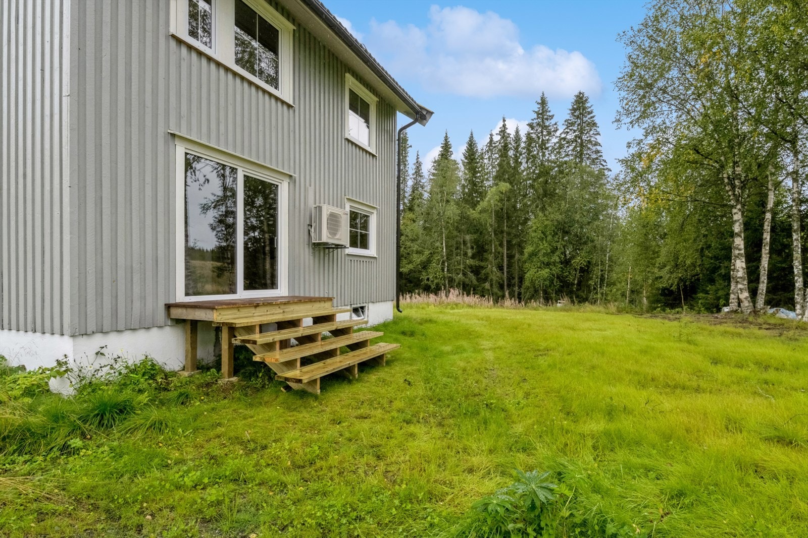 Adkomst fra skyvedør i stue. Galleribilde