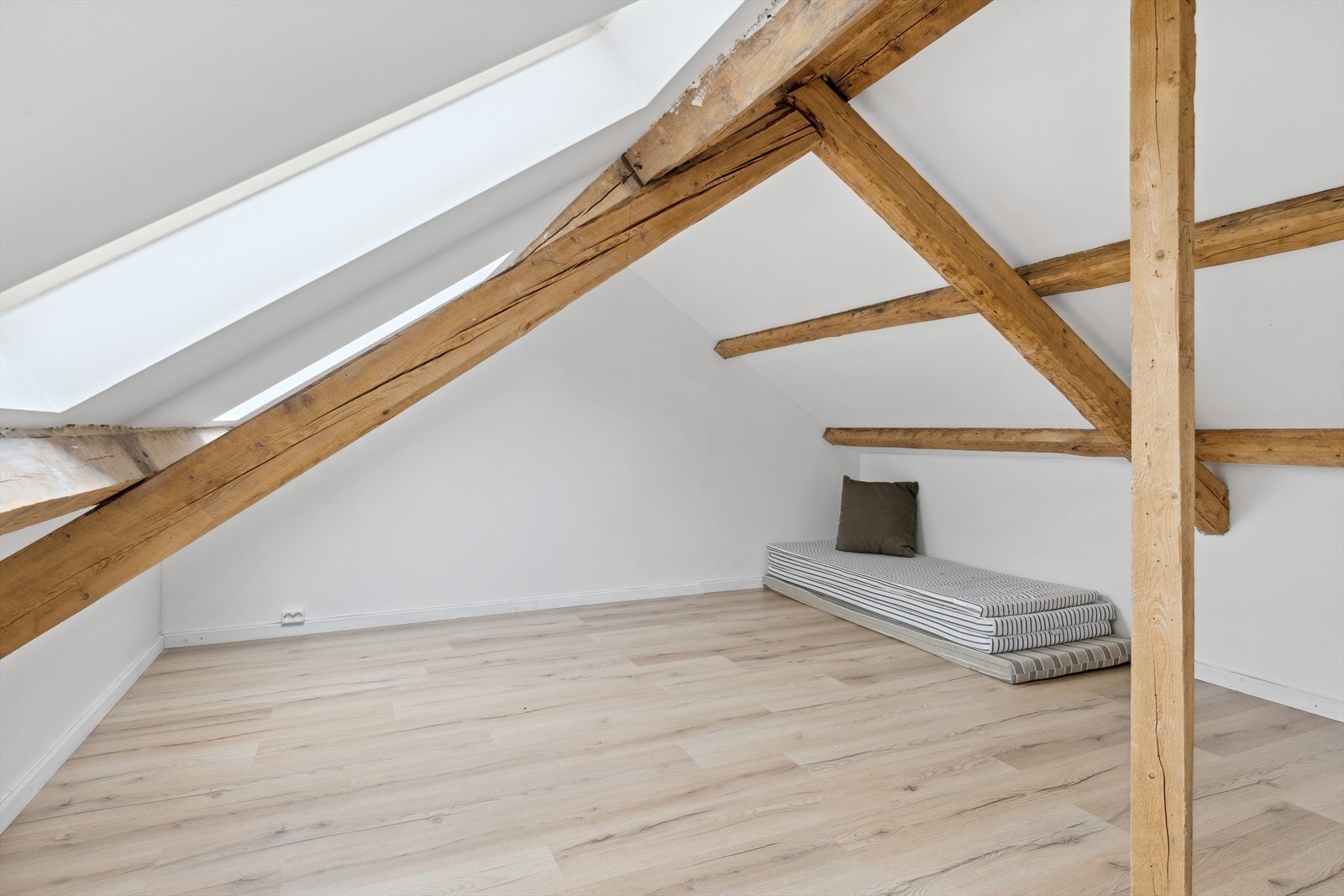 3 nye takvinduer er montert som gir loftet et godt lysinnslipp. Galleribilde