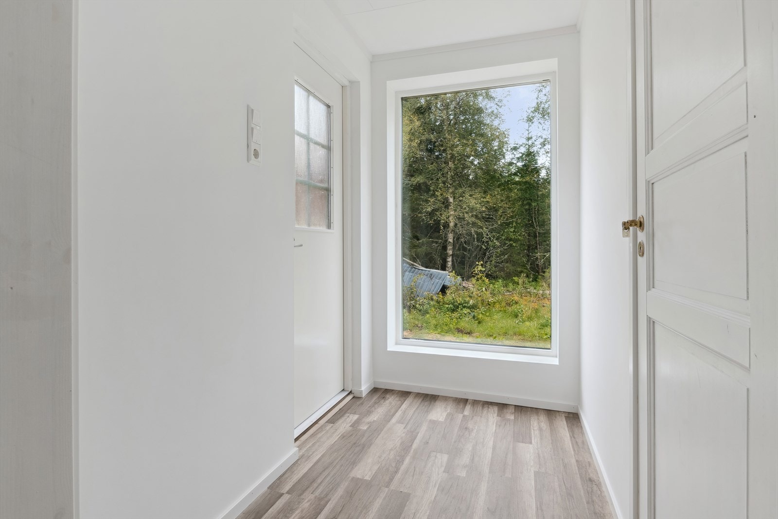 Velkommen inn! 1. etasje: inneholder Vindfang, gang, kjøkken, stue, bad. Galleribilde