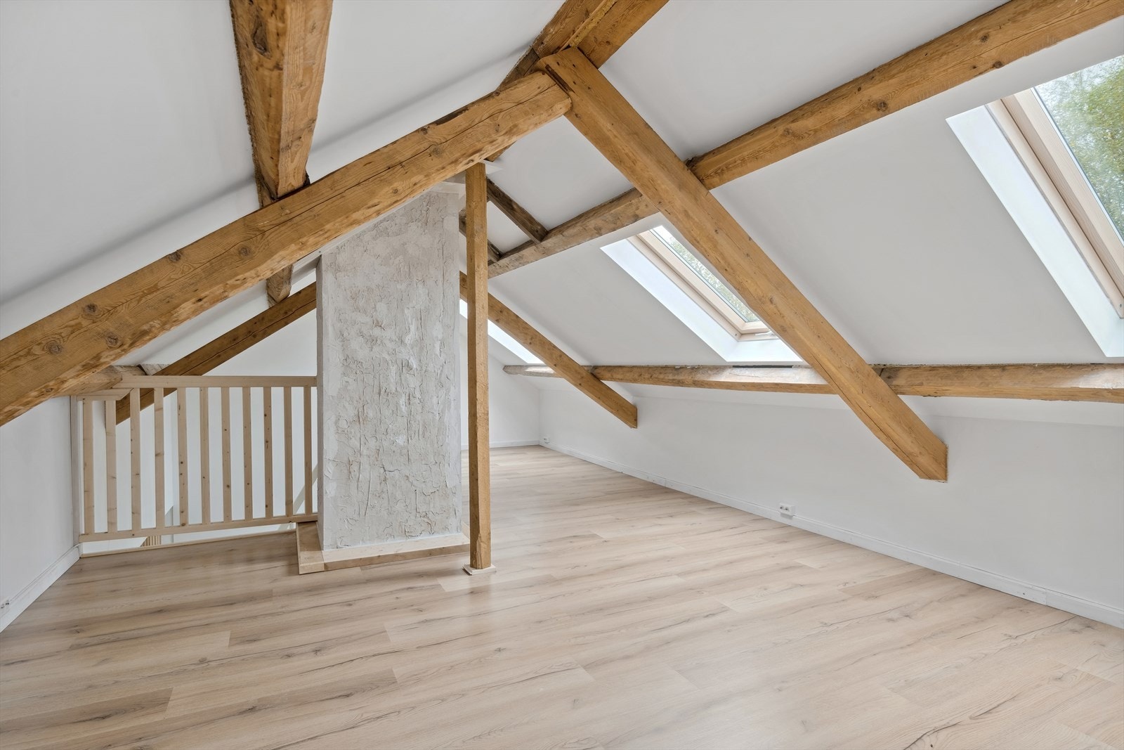 Nyinnredet tøft loft med ny takkonstruksjon. Galleribilde