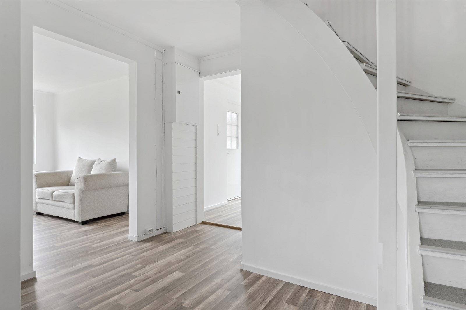 Trapp opp til 2 etasje som inneholder: Gang med plass til kontorpult og 3 soverom. Galleribilde