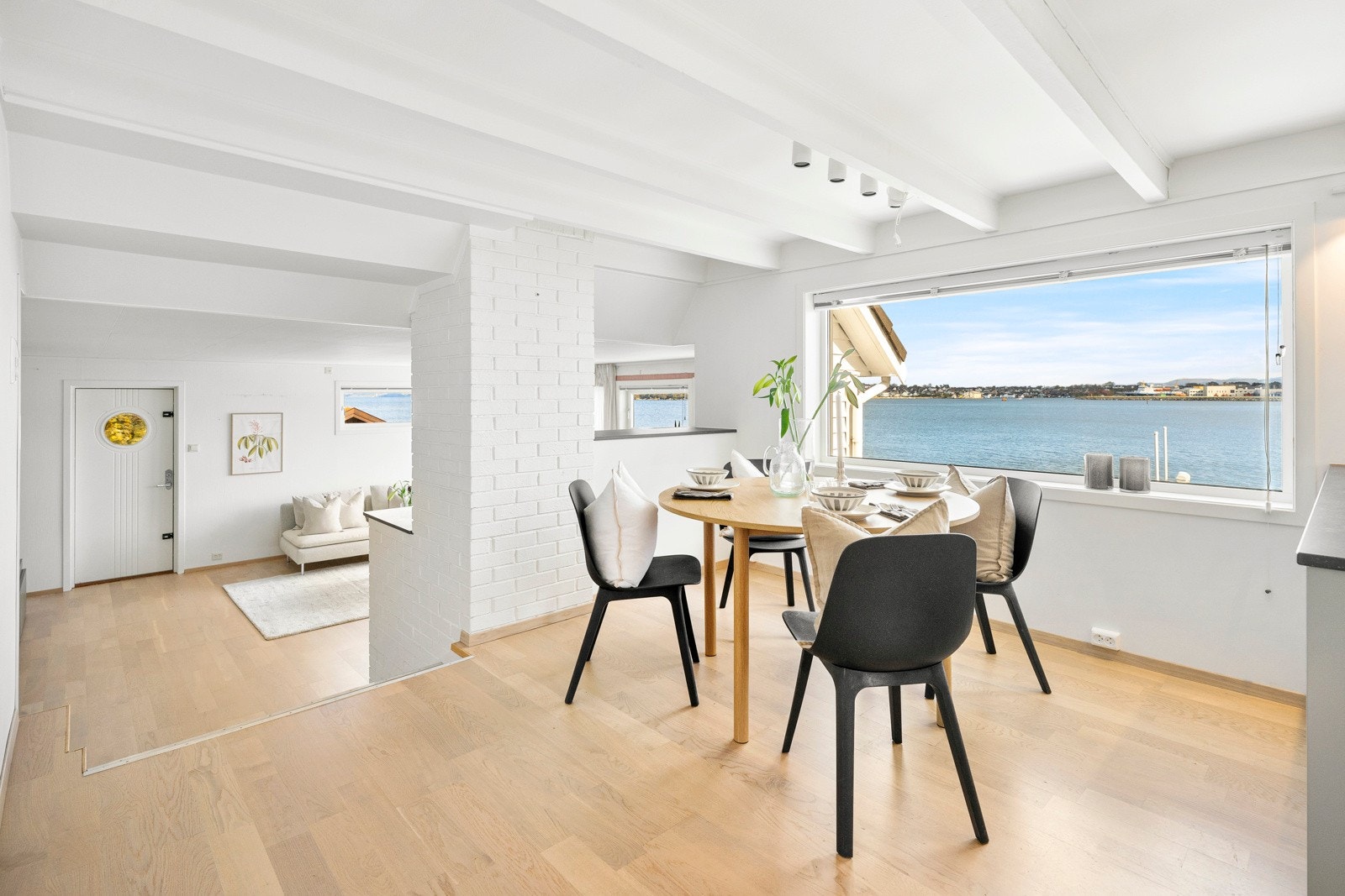 Spiseplassen plasseres naturlig i tilnytning til kjøkkenet. Både herfra og fra kjøkkenet har man panoramautsikt ut over innseilingen til Stavanger. Galleribilde