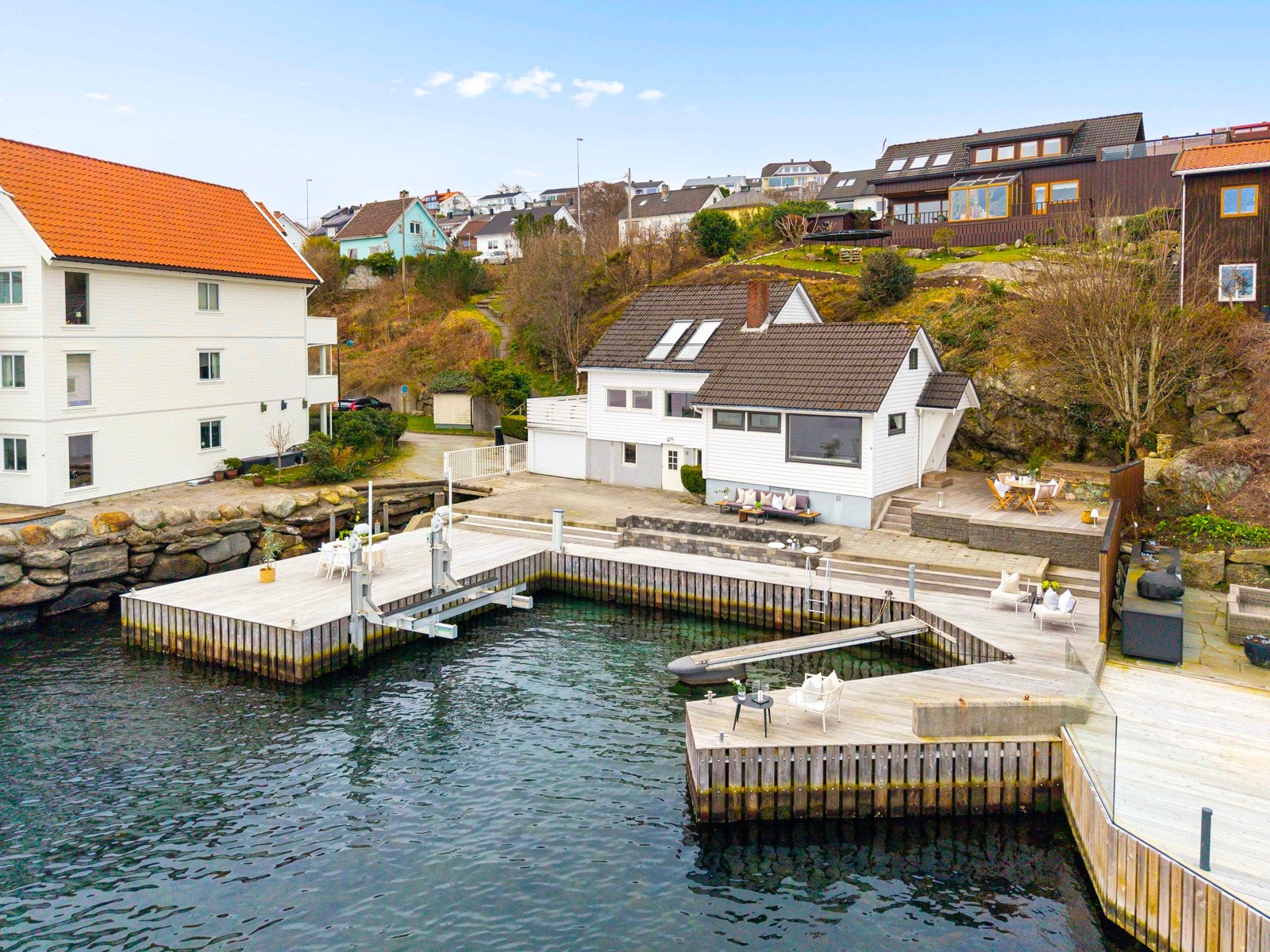 Boligen har store bryggeområder i accoya, hvor man både har båtplass med 3,23 m bredde, samt en båtheis med 4 tonn løftekapasitet. Galleribilde