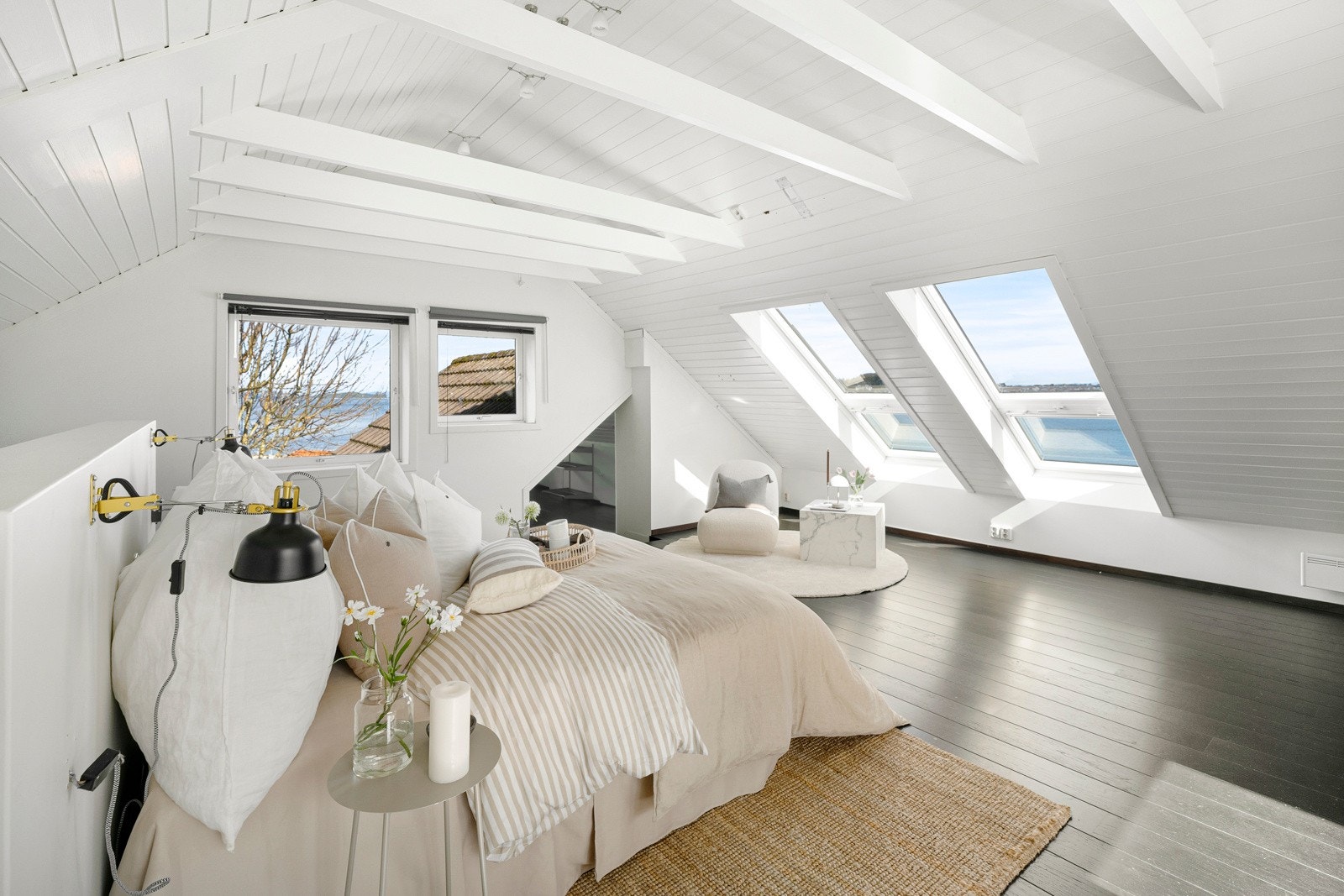 Den originale planløsningen er endret og hele andre etasje består av et soverom med walk-in closet / omkledningsrom. Galleribilde