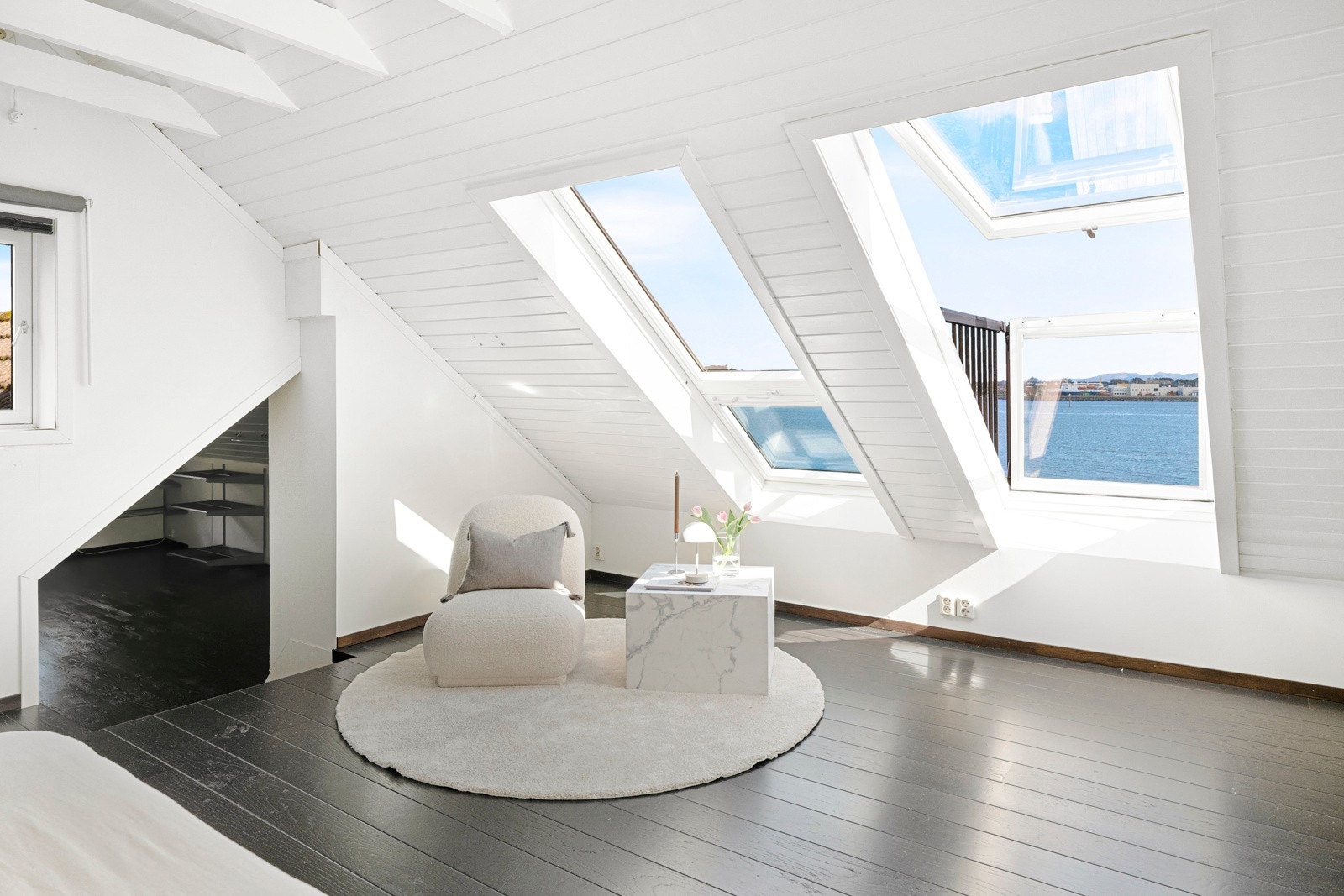 Fra soverommet har man et halvplan ned til et rom som har vært brukt som walk-in closet. Galleribilde