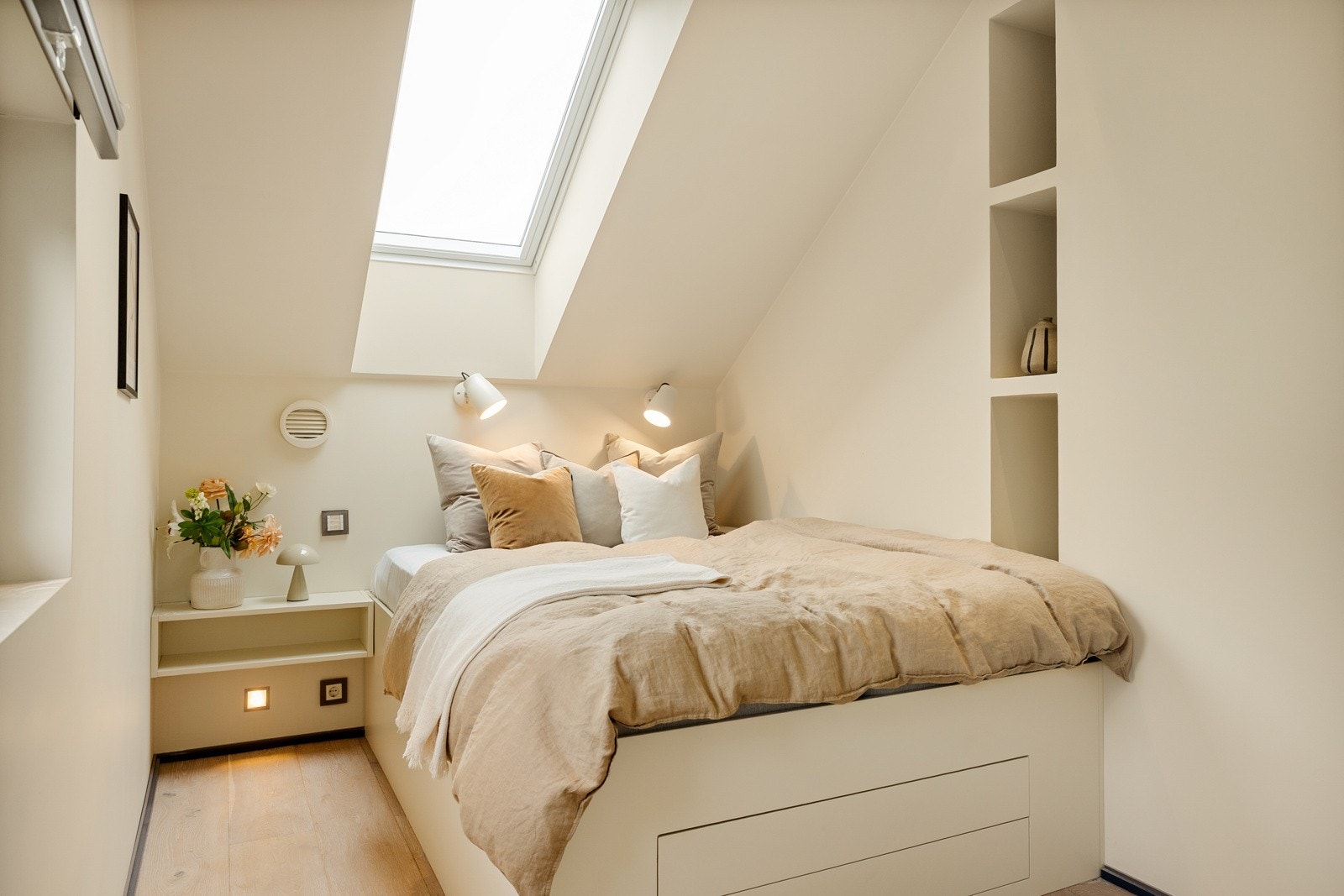 - Hemsen inneholder to soverom. Rommene er ikke godkjent som soverom, men hems - Galleribilde