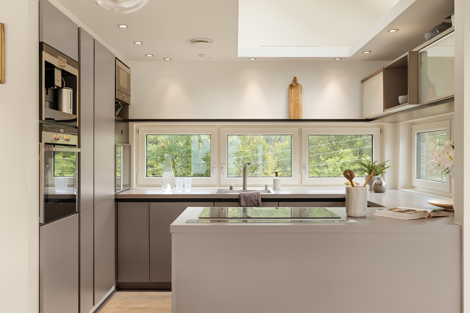 - Stekeovn og kaffemaskin er praktisk plassert i høyskap - Galleribilde