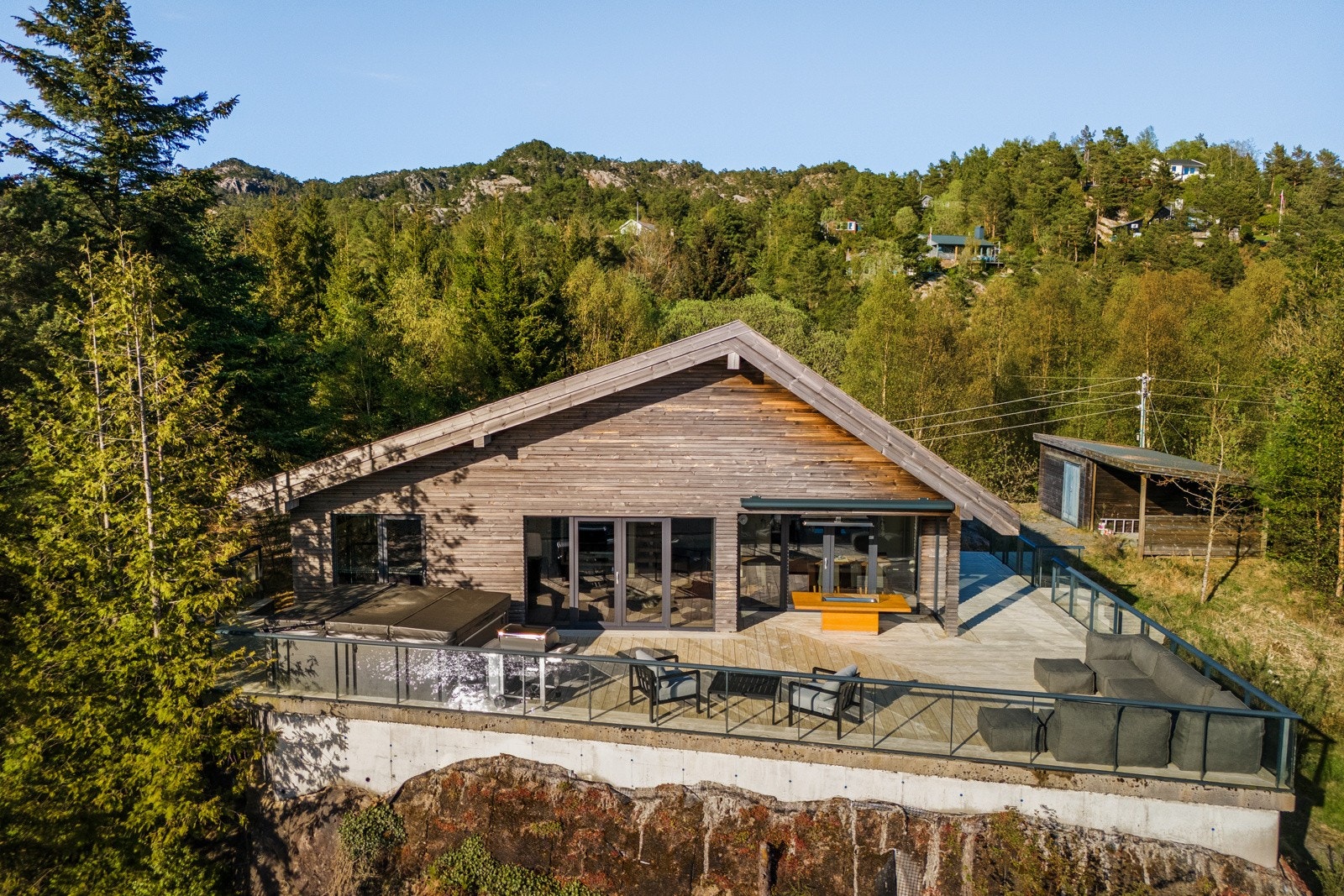 - Hytten ligger høyt og fritt med en imponerende utsikt over sjøen - Galleribilde