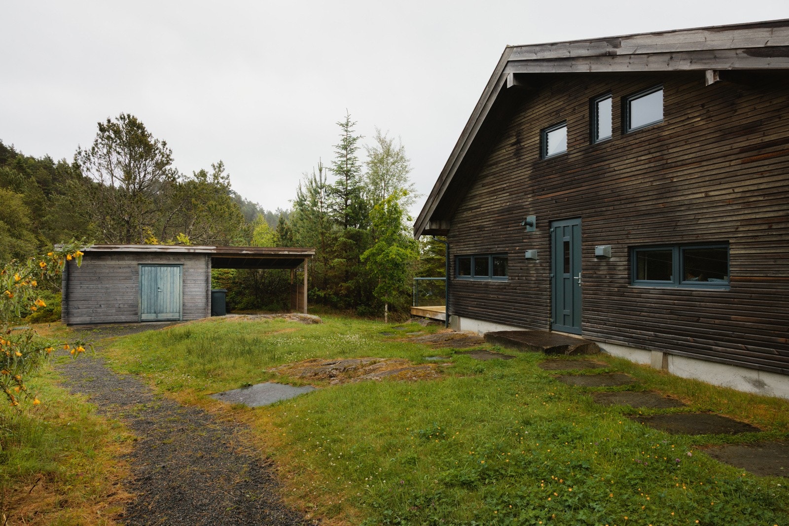 - Det er også utebod som er isolert og har grovt skifer gulv samt en liten utvendig "carport" - Galleribilde