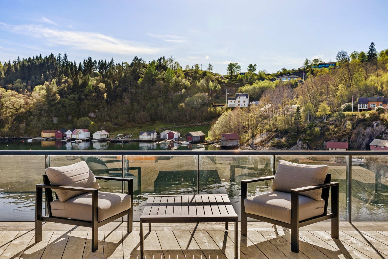 - Hytten og naustet er bygget i 2014, er vinterisolert og holder svært høy standard - Galleribilde