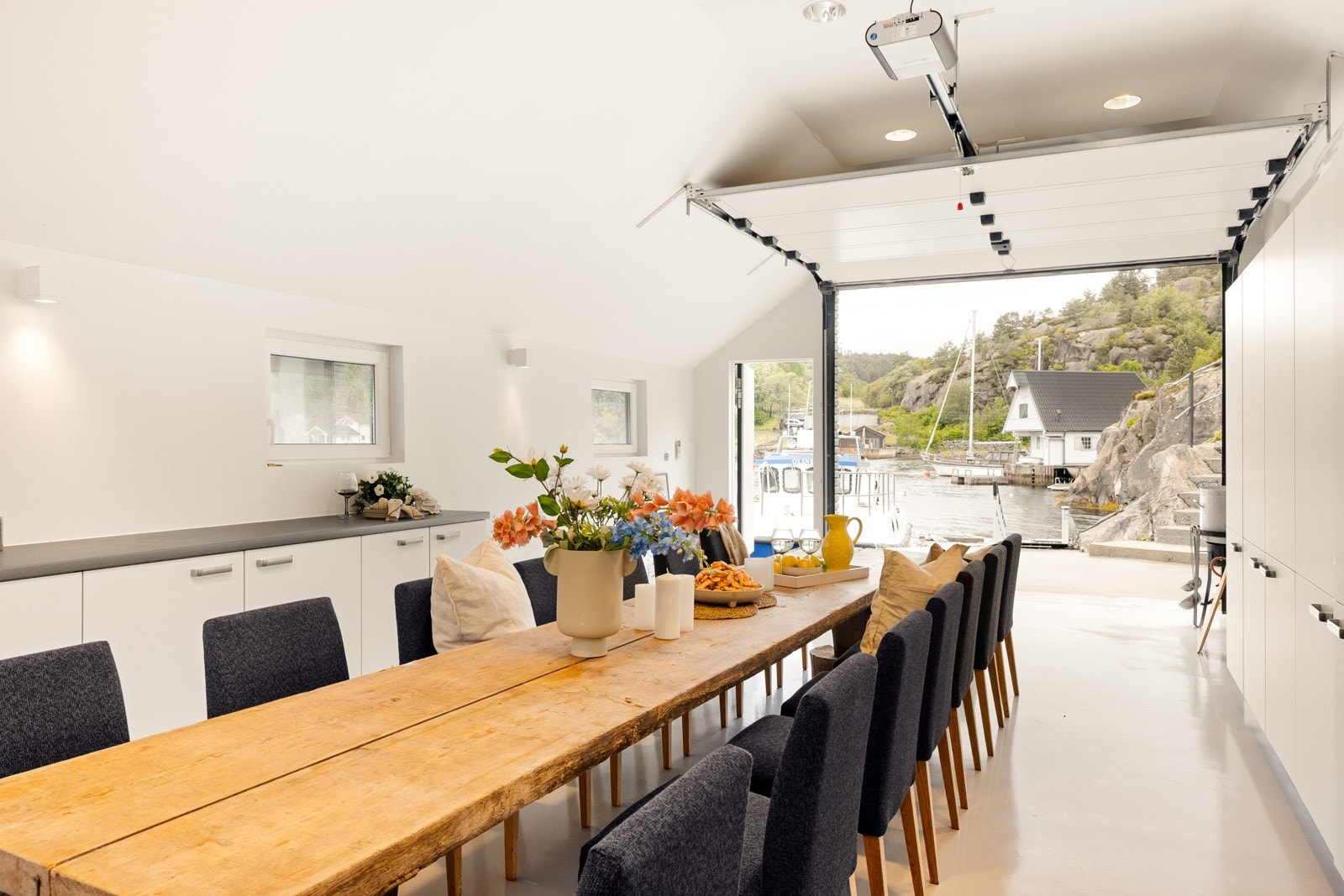 - Dette er et naturlig samlingspunkt for minnerike rekekvelder og gode samtaler helt nede ved vannkanten - Galleribilde