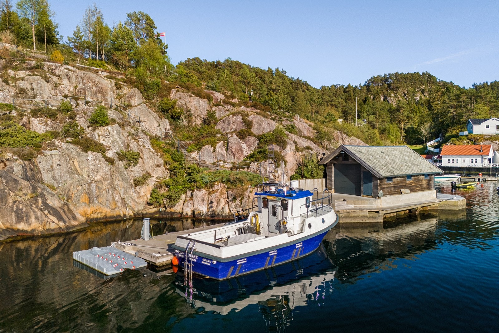 - Her har man både egen strandlinje, dypvannskai, naust og flytebrygge - Galleribilde