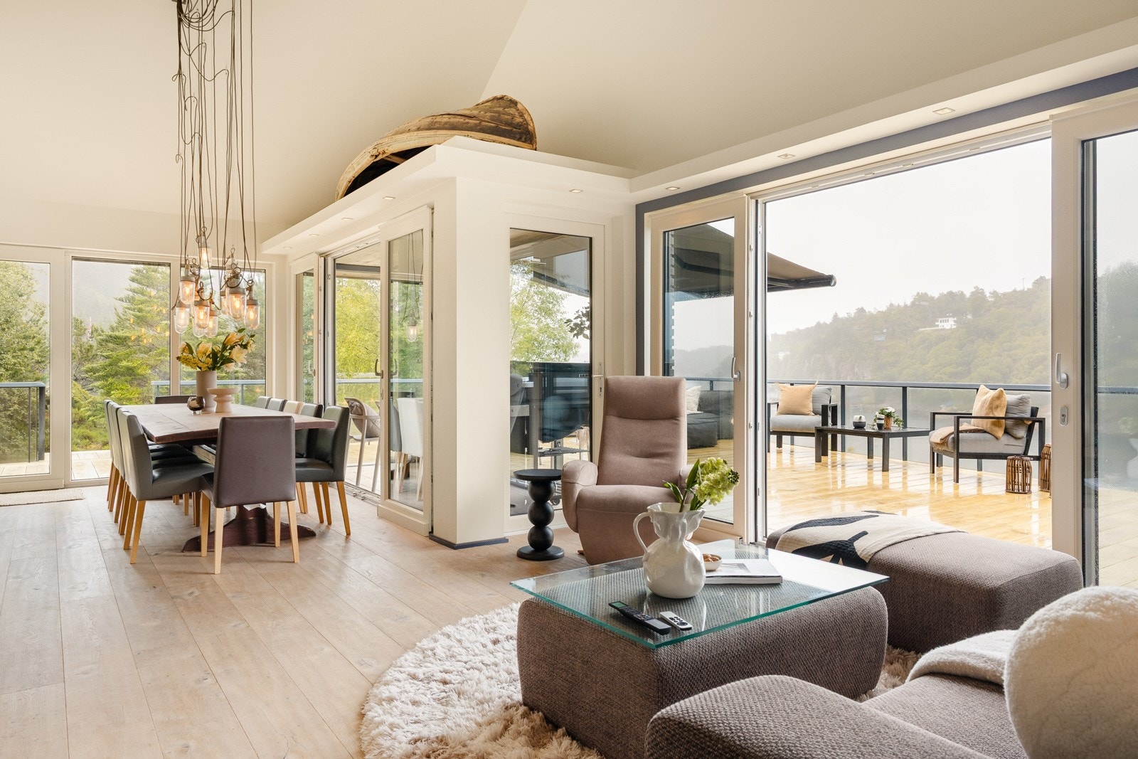 - Med sine store vindusflater inviterer hytten naturen inn og gir en lys og luftig atmosfære i den åpne stue- og kjøkkenløsningen - Galleribilde