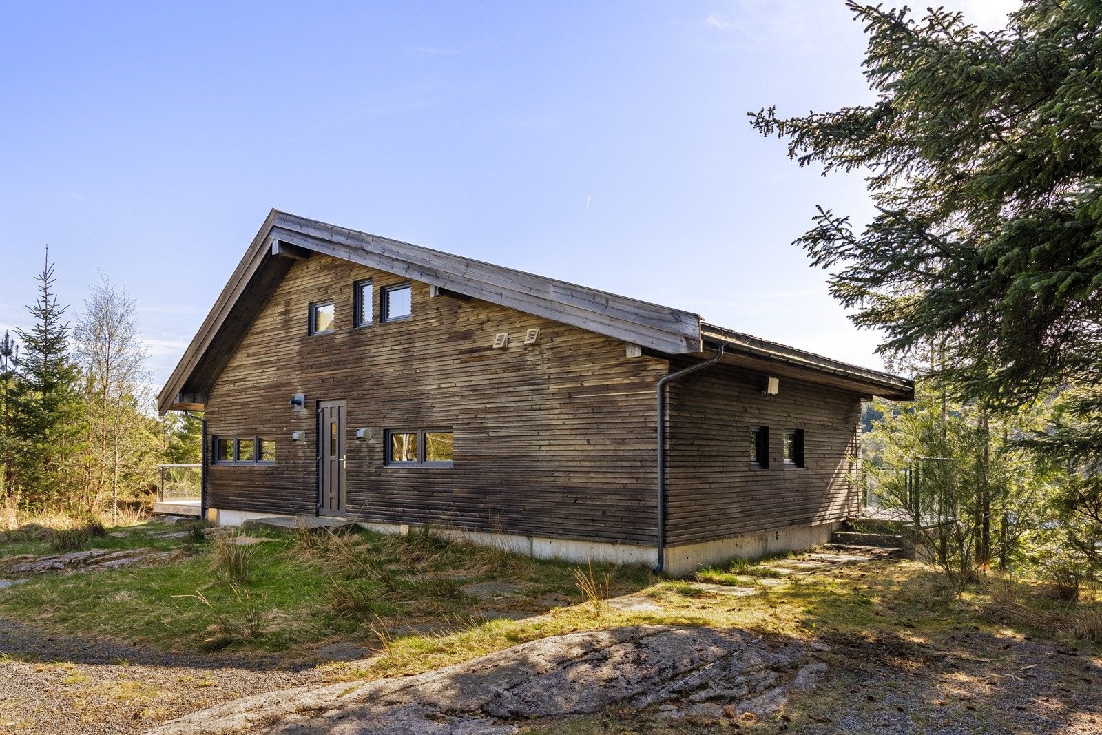 - Til tross for den rolige og naturnære beliggenheten, er det kort kjøretid til Lagunen Storsenter, Flesland flyplass og næringsområdene på Kokstad og Sandsli. - Galleribilde