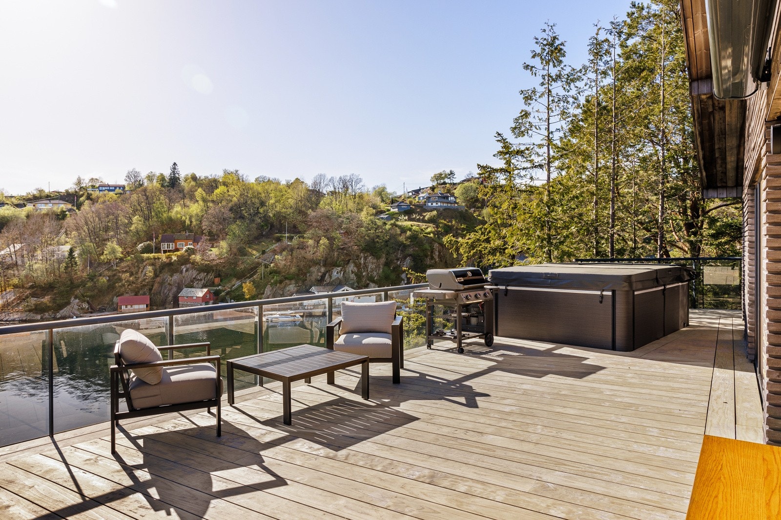 - Terrassen har god plass til både utemøbler og Jacuzzi - Galleribilde