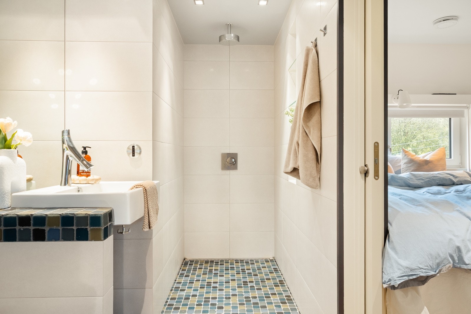 - Det er to helflisete bad, hvor det ene kombineres som vaskerom - Galleribilde