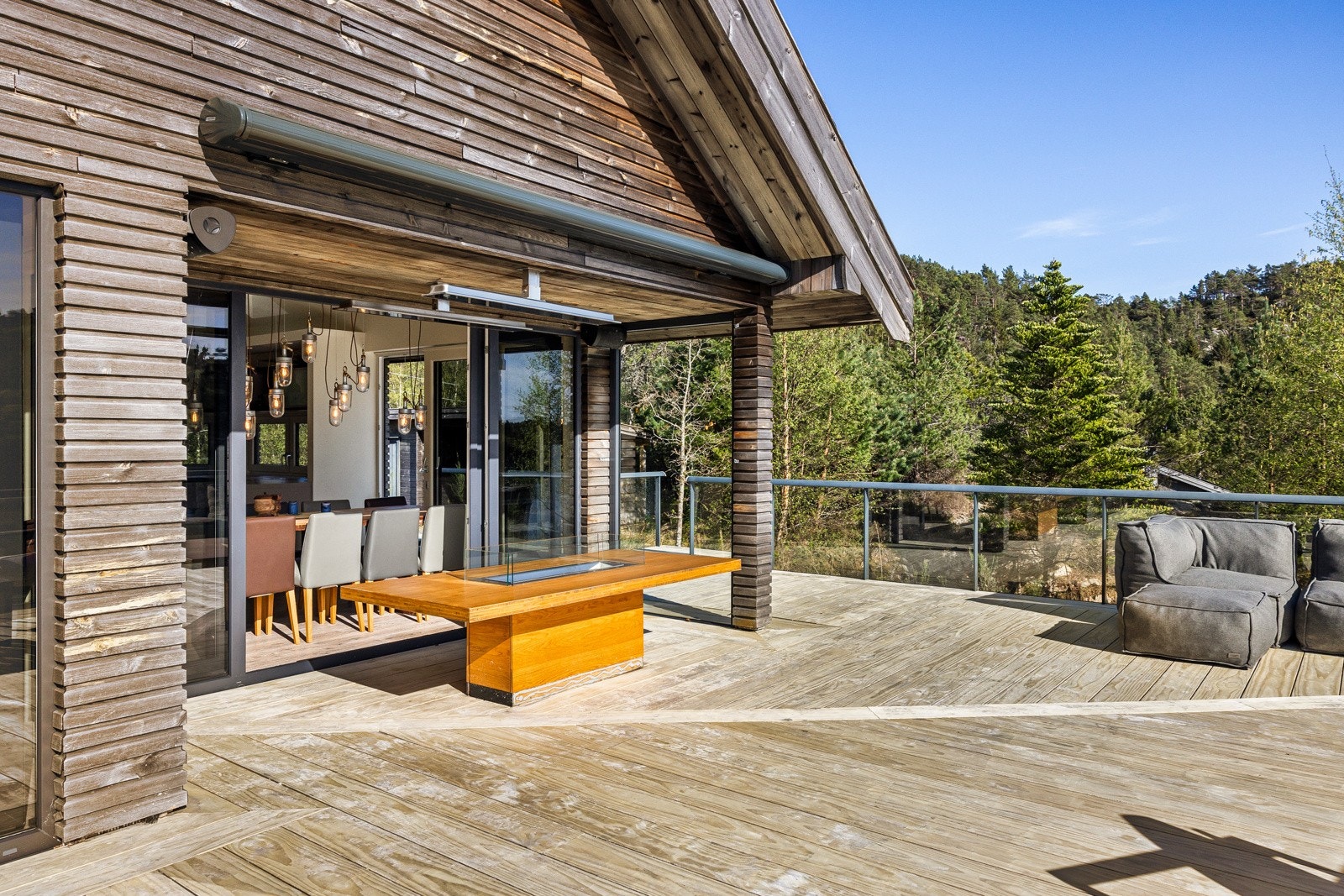 - På terrassen er det også montert varmelampe og motorisert solskjerming - Galleribilde