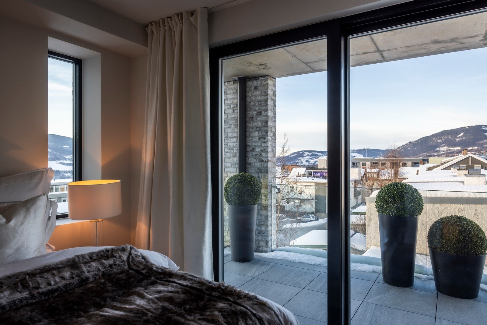 Soverom 2 med utgang til uteplass Galleribilde