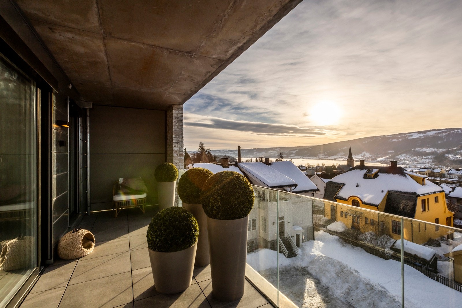 Det er to romslige uteplasser til leiligheten som sikrer leiligheten mange soltimer Galleribilde