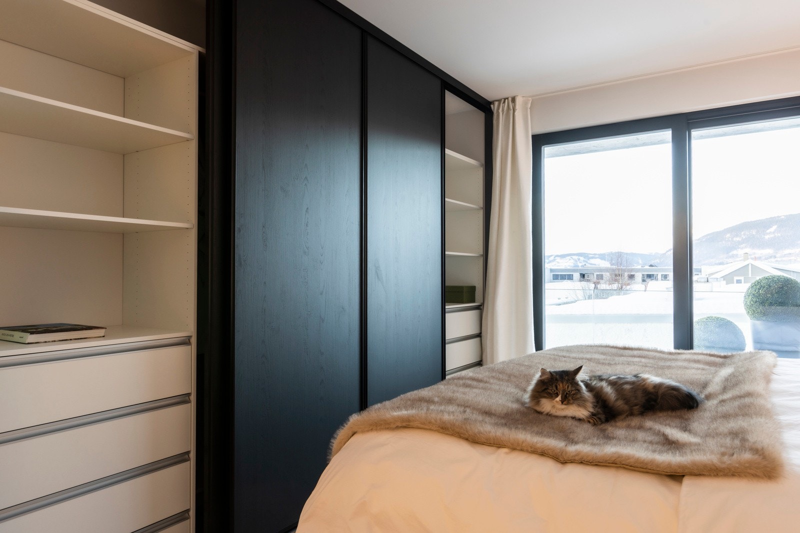 Romslig garderobe som er ferdig innredet med hyller og heng Galleribilde