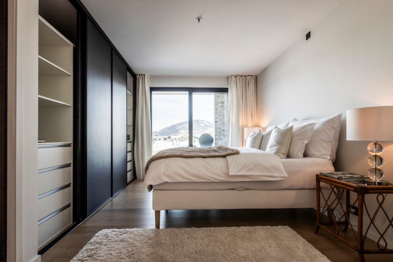 Master bedroom en Suite - Romslig garderobe som er ferdig innredet med hyller og heng Galleribilde