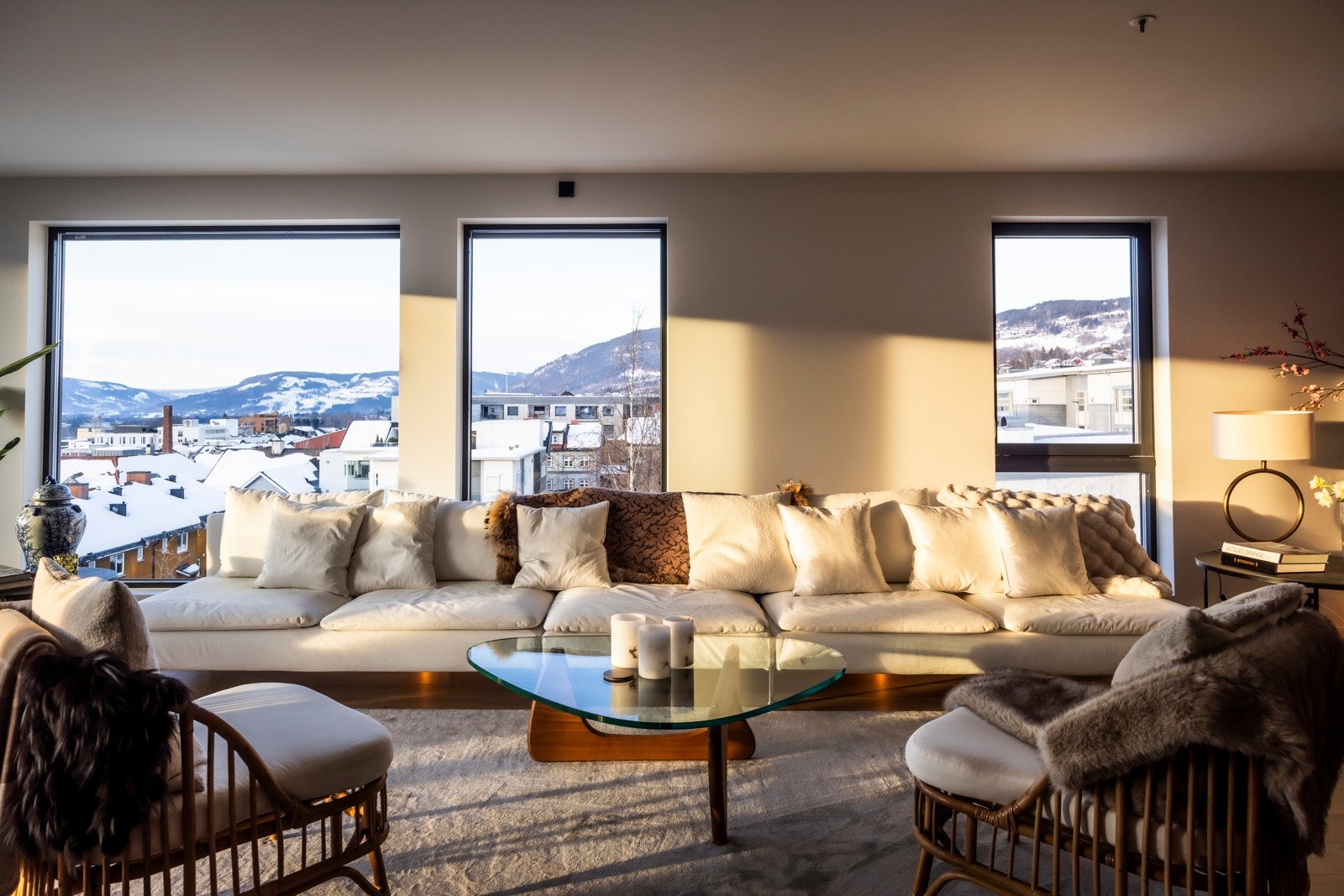 Romslig stuedel som har flere møbleringsmuligheter Galleribilde