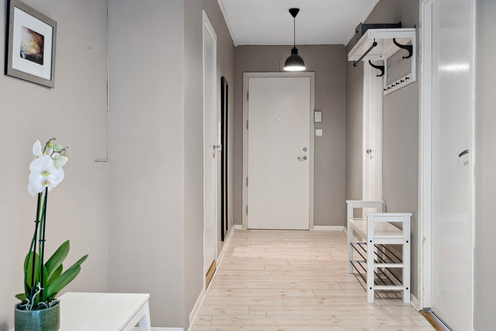 I gangen er det god plass til å henge fra seg yttertøy Galleribilde