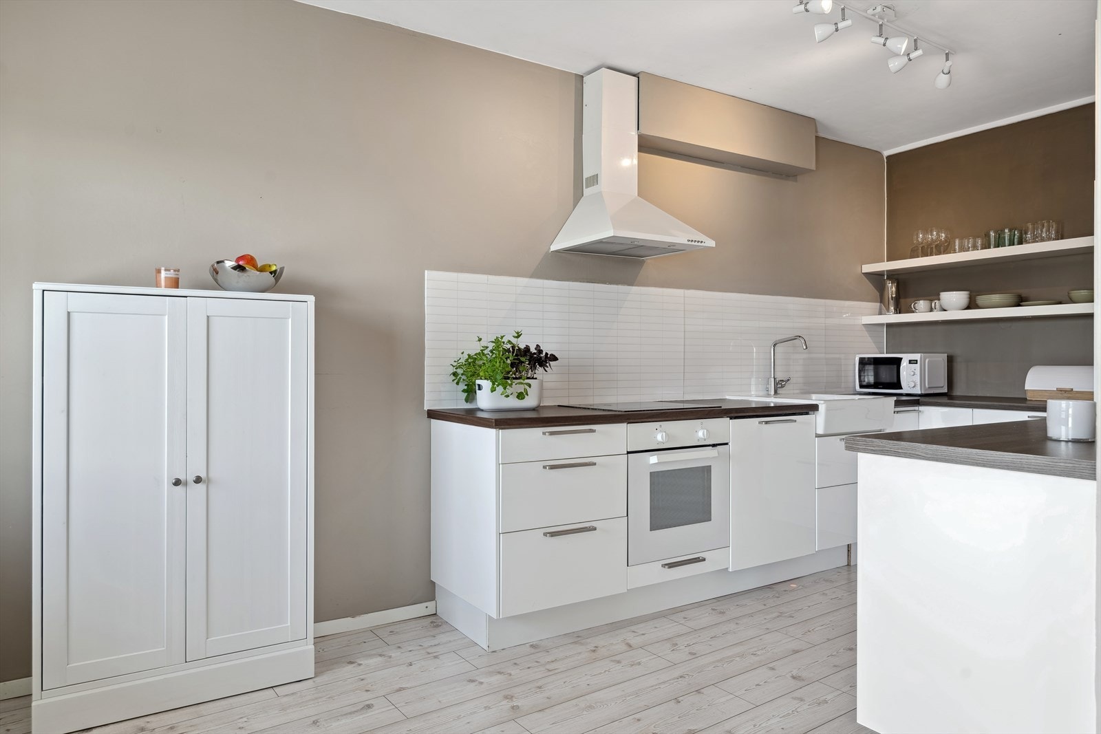 Integrert kjøleskap/frys, oppvaskmaskin, stekeovn og platetopp. Galleribilde