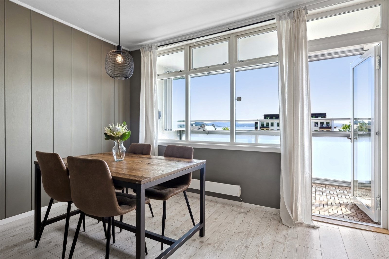 Fra stuen er det utgang til balkong Galleribilde