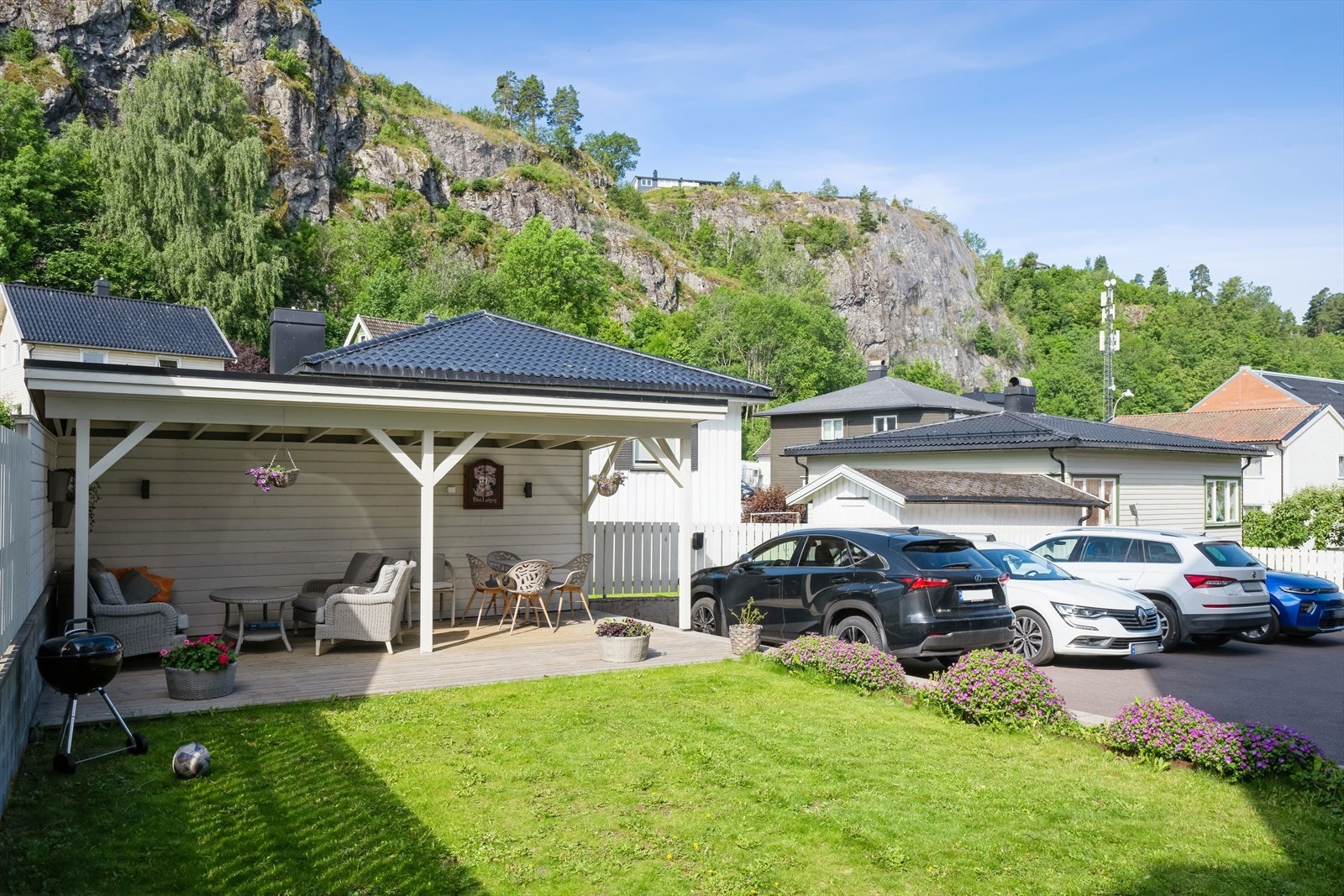 Borettslaget har biloppstillingsplasser i bakgården. Man må kontakte brl for å få plass Galleribilde