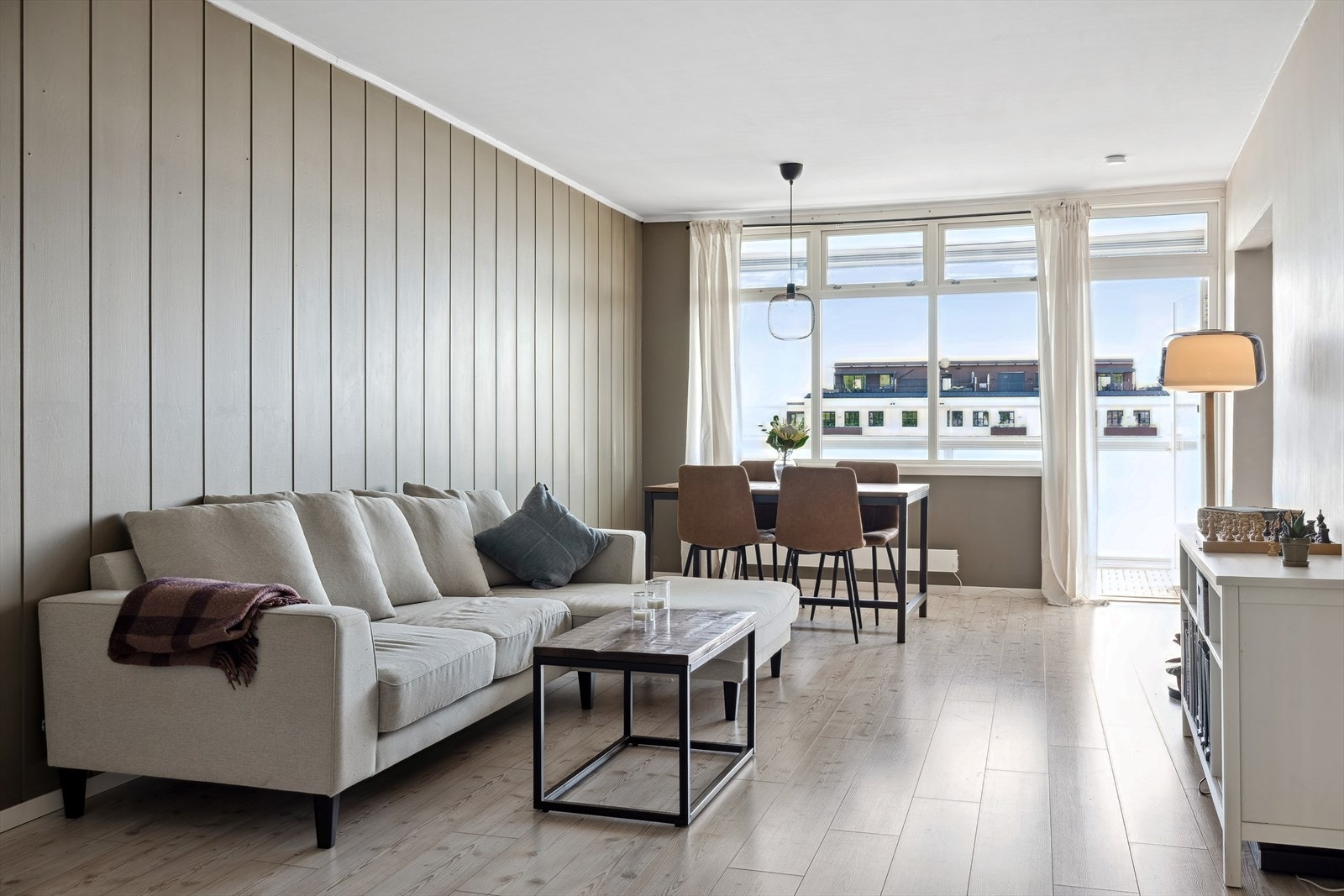 Leiligheten har en romslig stue Galleribilde