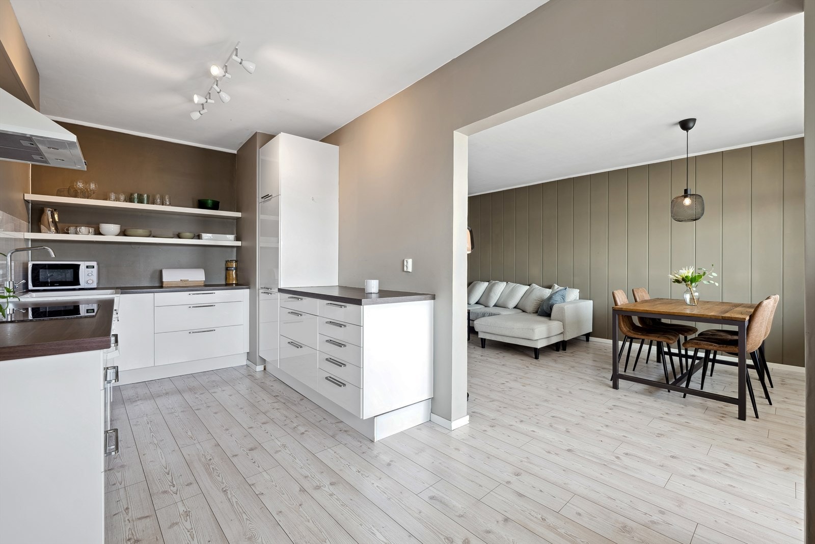 Kjøkken og stue er i delvis åpen løsning Galleribilde