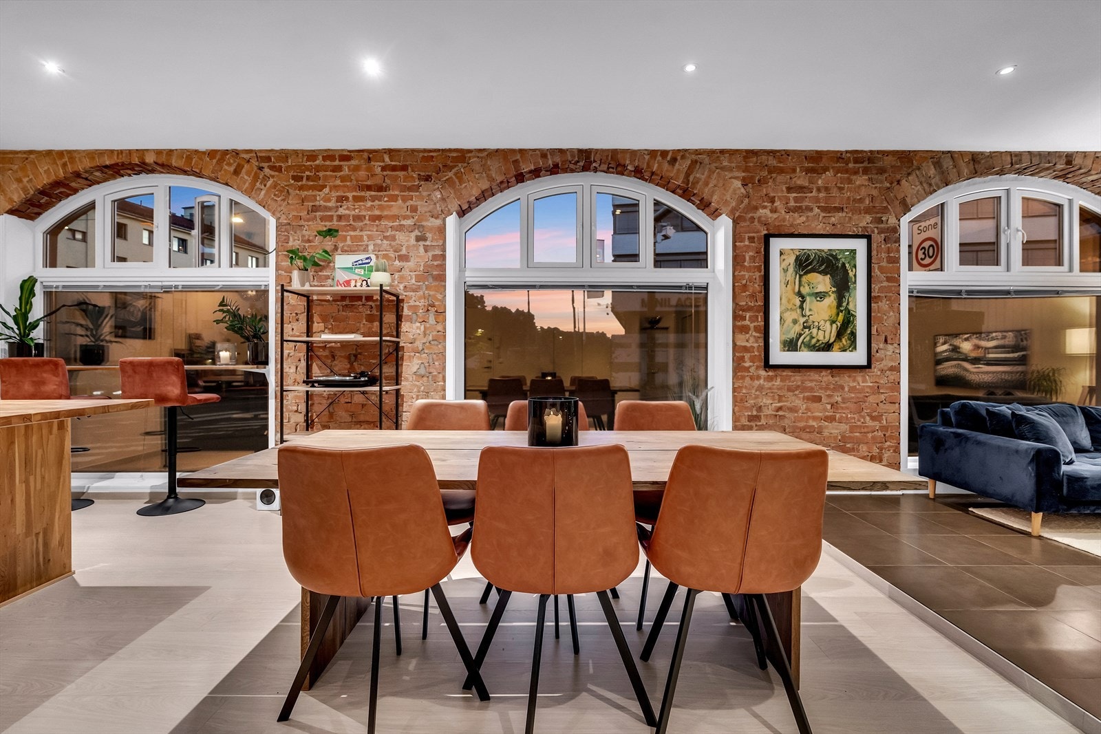 Leiligheten har en god planløsning som egner seg for deg som er glad i sosiale sammenkomster. Galleribilde