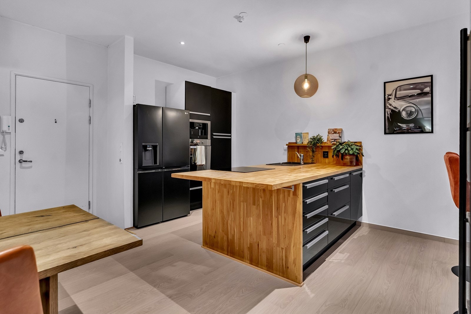 Plassen blir godt utnyttet med en praktisk kjøkkenøy som bidrar til den sosiale stemningen. Galleribilde