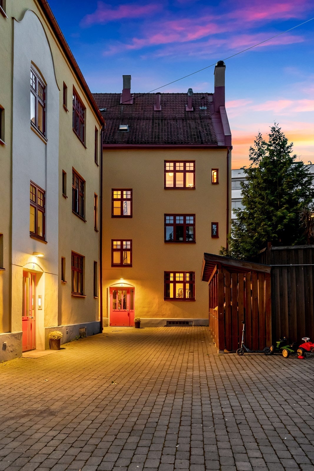 For oppbevaring disponerer leiligheten to kjellerboder, en på 4 kvm og en på 2 kvm. Galleribilde