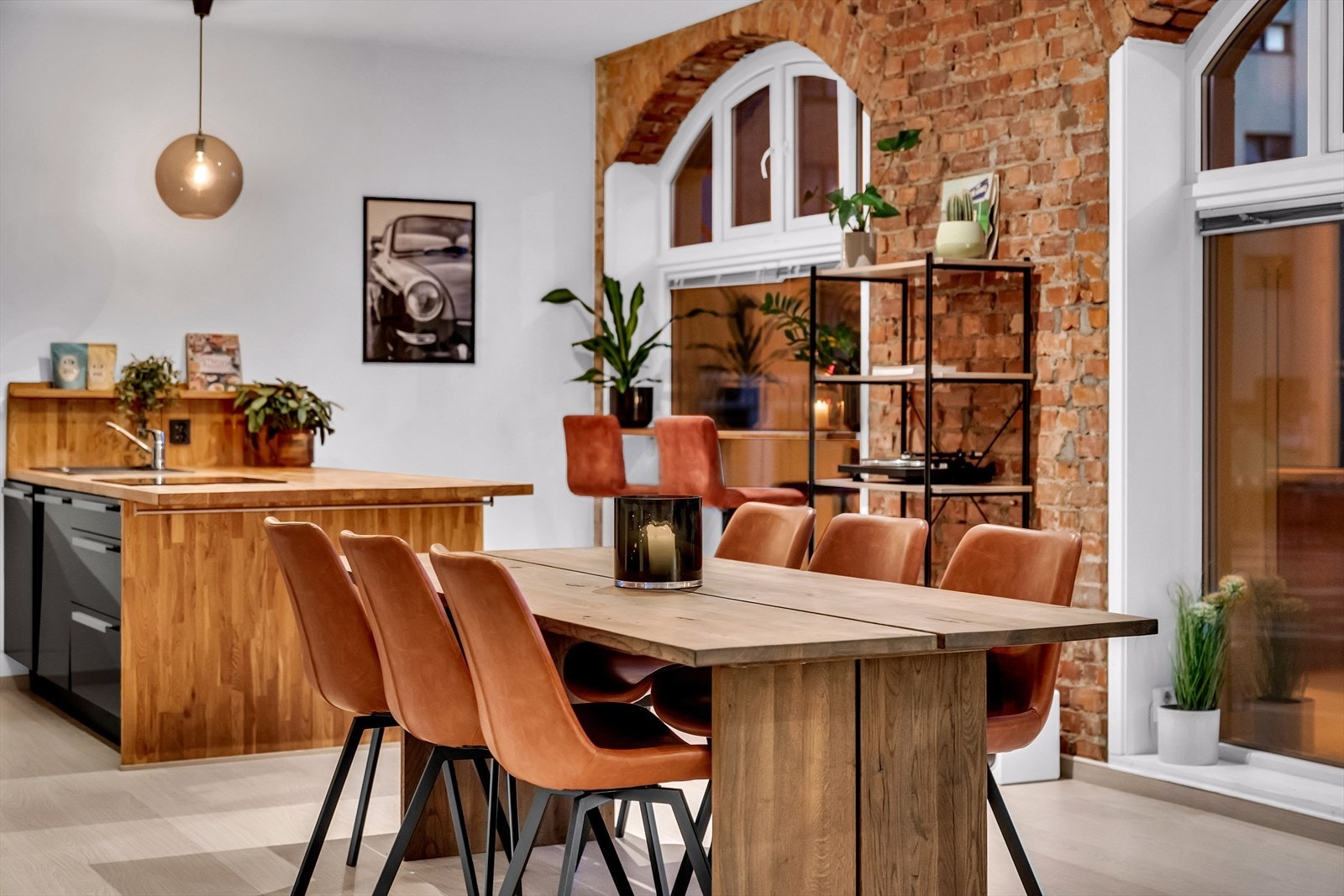 Stuen utgjør sammen med kjøkkenet mesteparten av arealet. Galleribilde