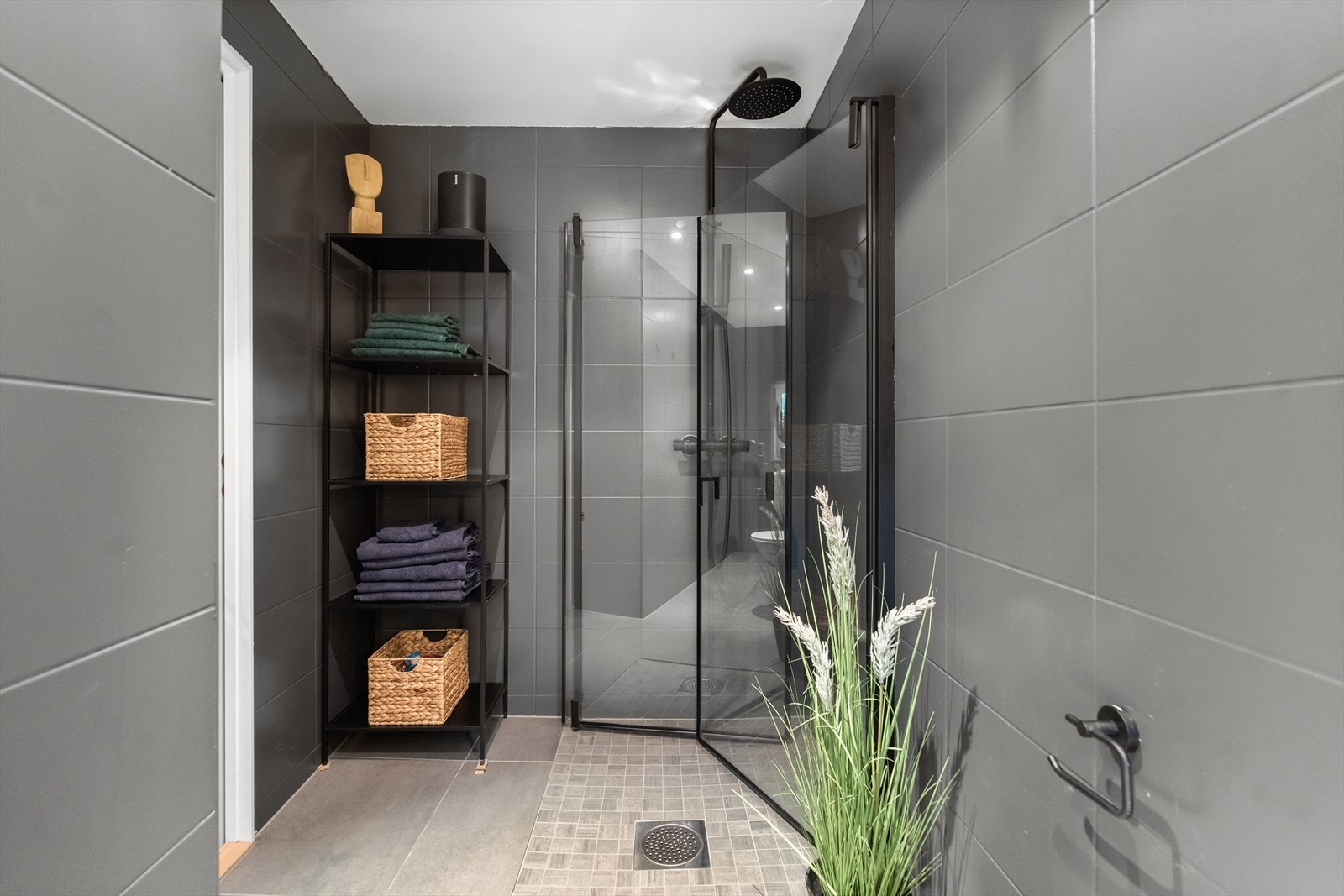 Badet er betydelig oppgradert i 2024 - lekkert og stilfullt! Galleribilde