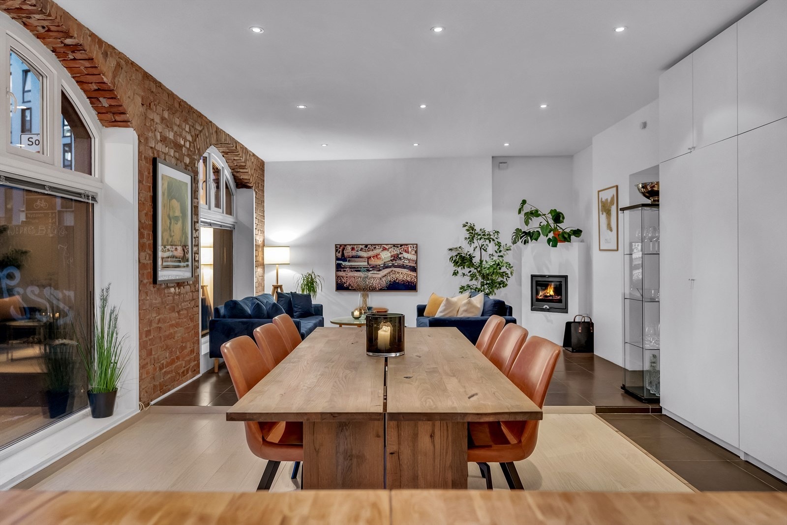 Takhøyde på nærmere 3 meter, nyere flater og store vindusflater som er med på å sette et unikt preg. Galleribilde