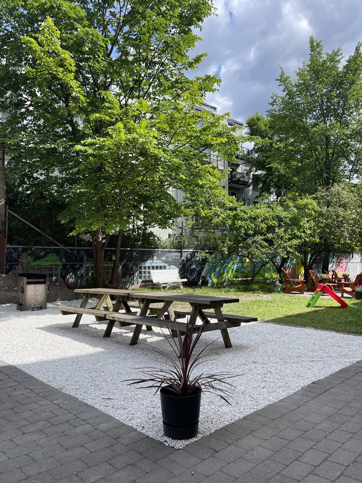 Den skjermede bakgården er nylig oppgradert. Galleribilde