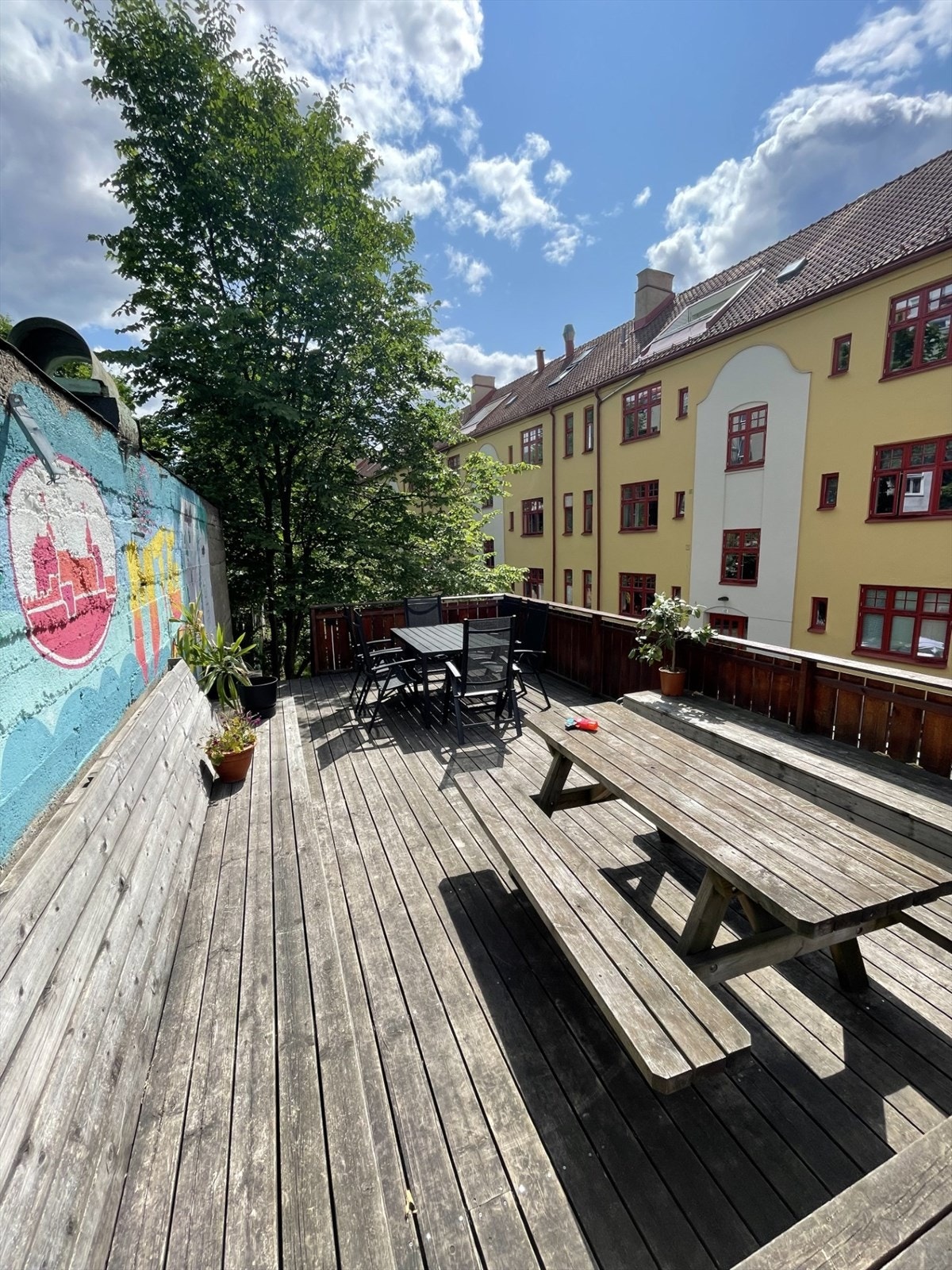 Beboerne har også tilgang til en flott terrasse i bakgården. Galleribilde