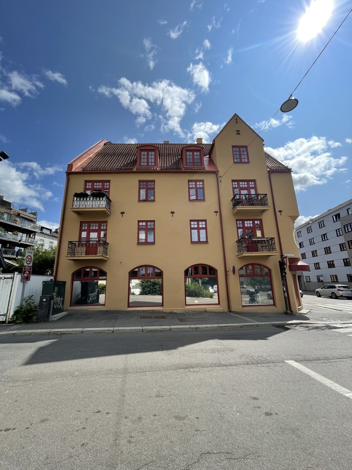 Leiligheten vender ut mot rolig sidegate. Speilbelegg sørger for at det ikke er innsyn. Galleribilde