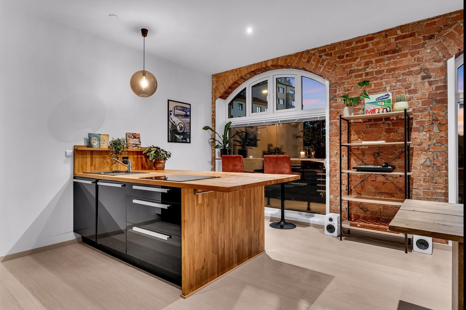 Originale teglsteinsvegger skaper en kul kontrast. Galleribilde