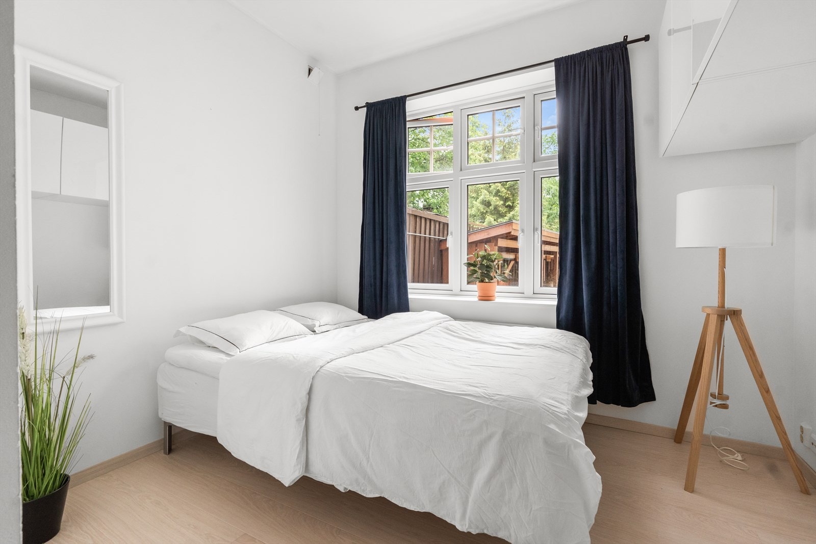 Soverommet vender ut mot den skjermede bakgården. Galleribilde