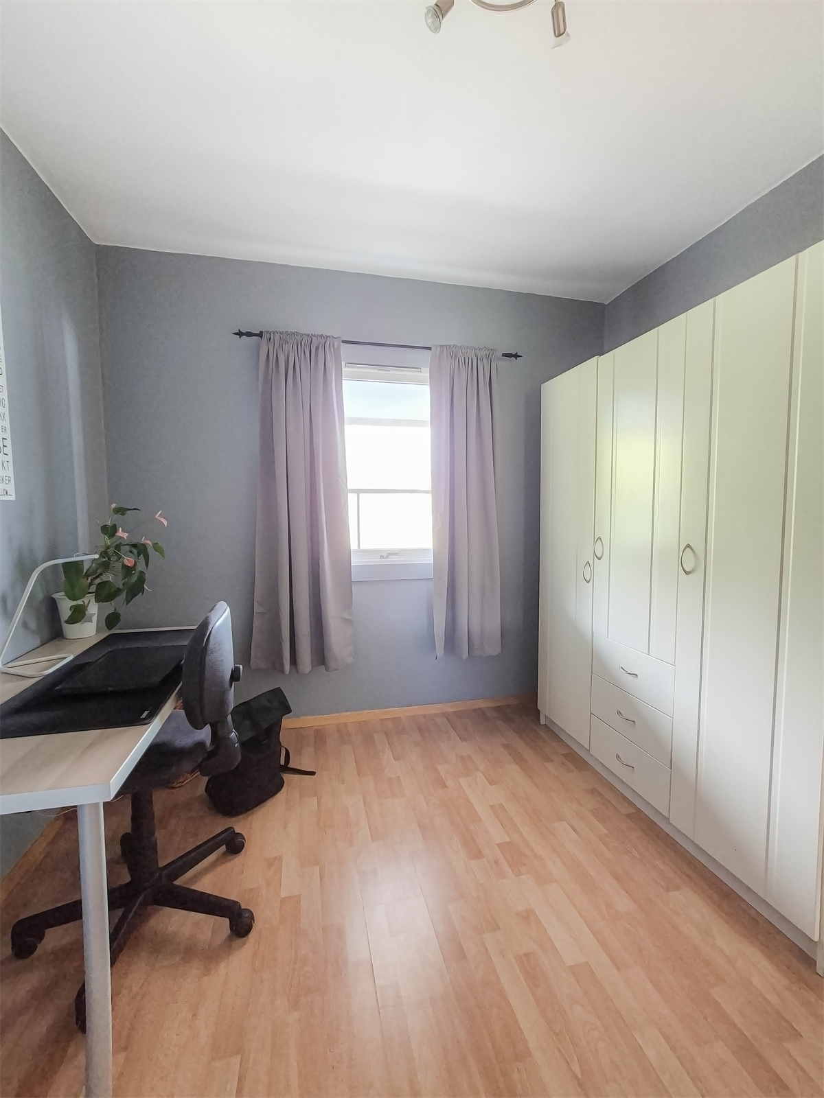 Soverom 2 har rikelig med skapplass. Galleribilde