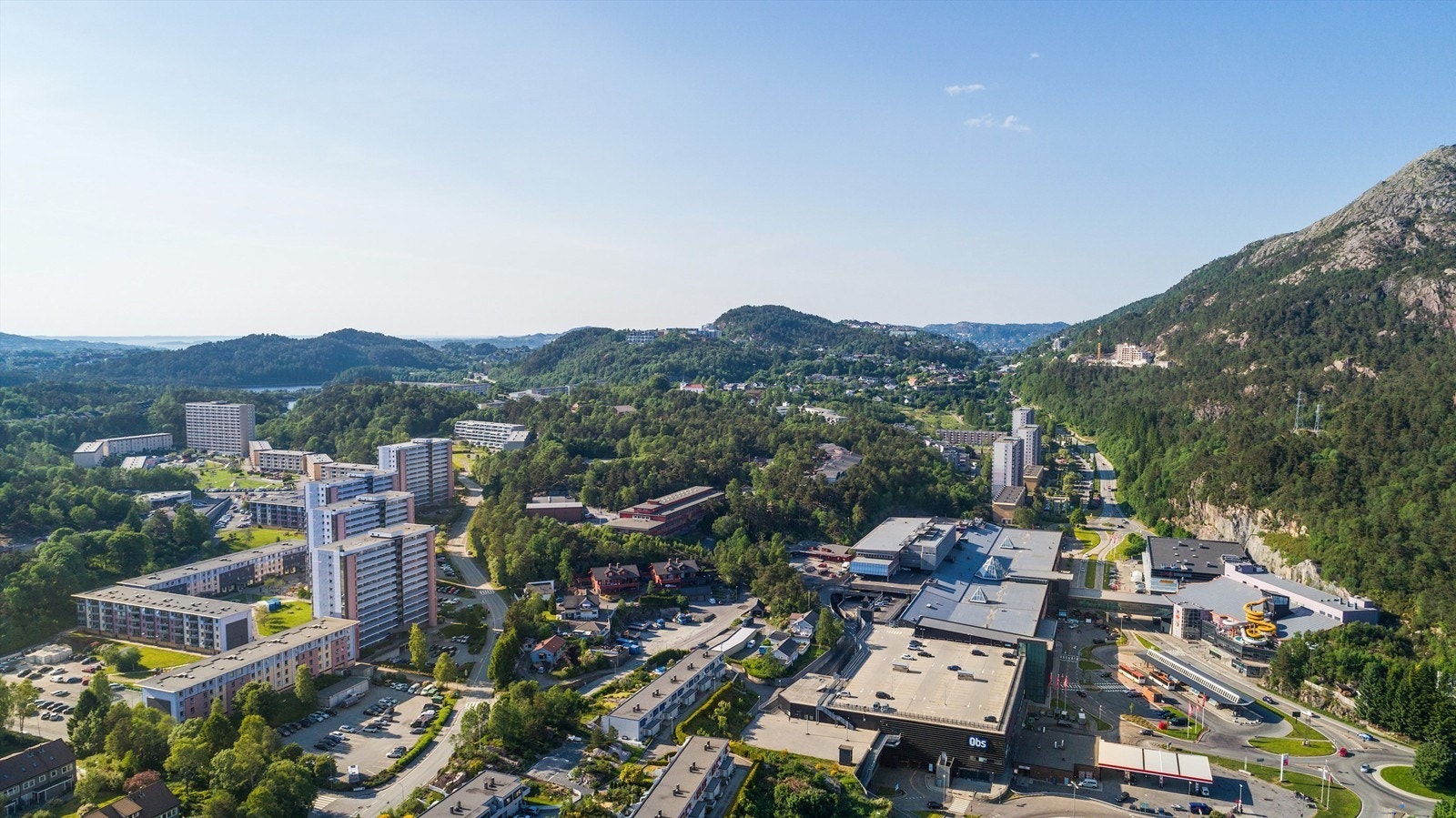 Meget sentral beliggenhet med få minutters gange til Vestkanten Storsenter. For den turglade byr nærområdet også på utallige flotte muligheter i både skog, mark og fjell. Galleribilde