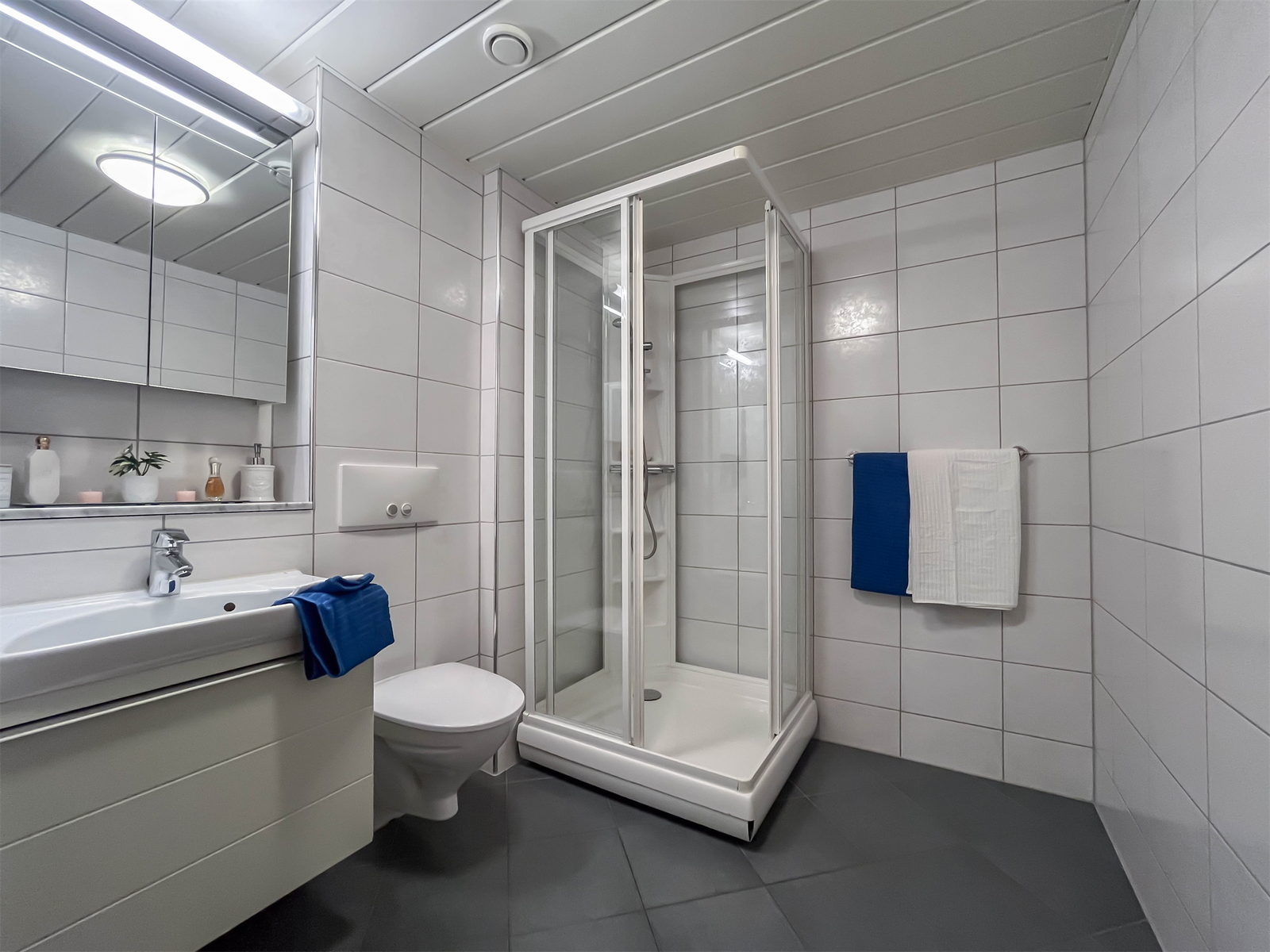 Stort og romslig bad. Badet ble rehabilitert gjennom borettslaget i 2009/2010. Galleribilde